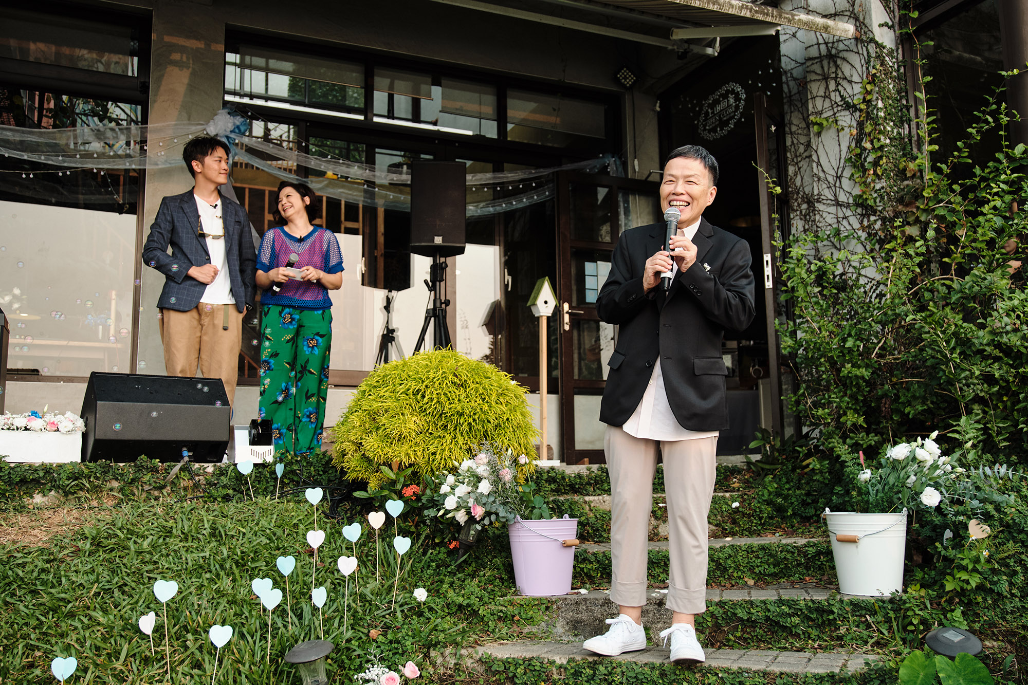 王小棣擔任證婚人祝福新人。（公視提供）