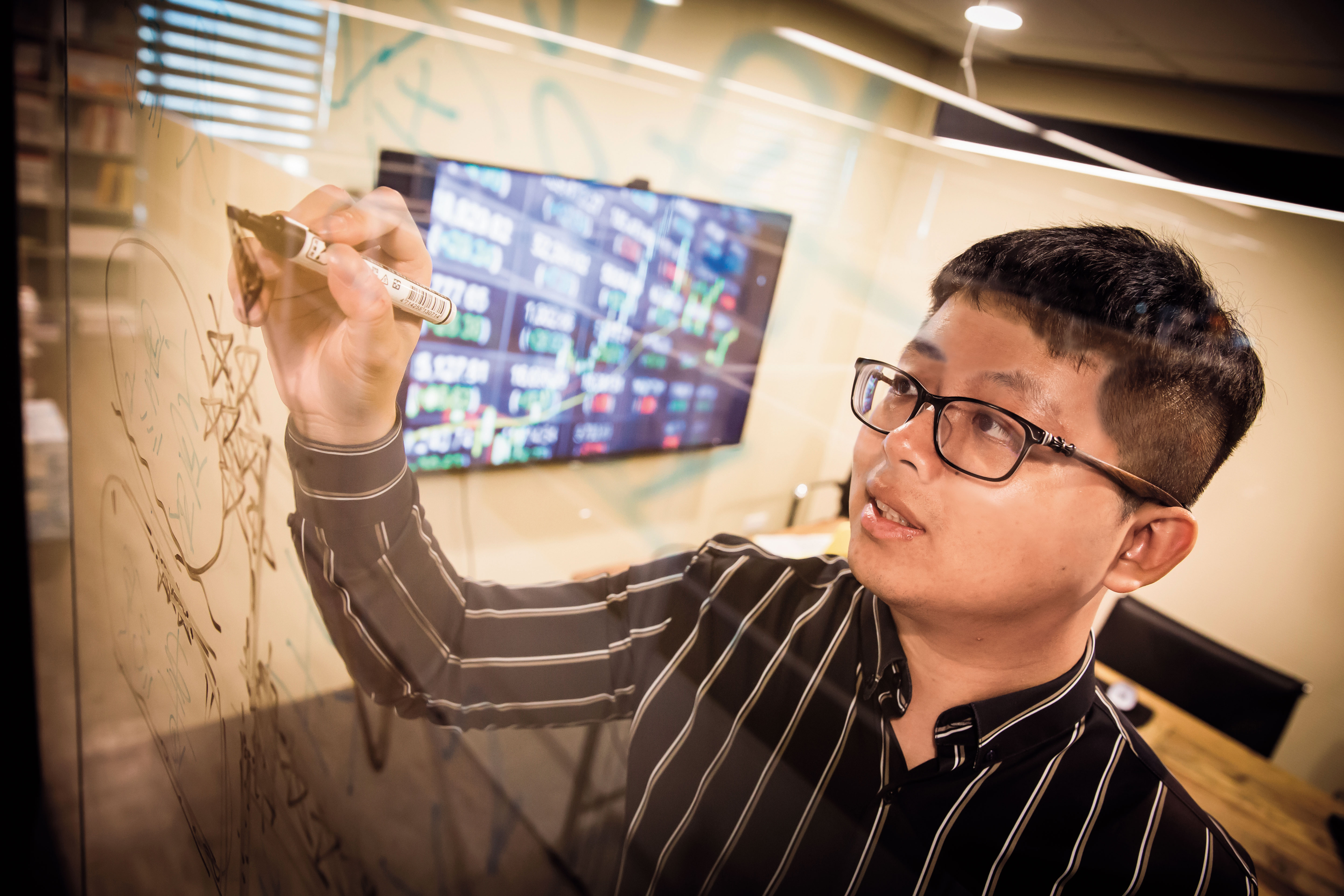 不到30歲的丹尼爾，只要一聊起股票就眼神發亮，樂於與人交流投資心法。