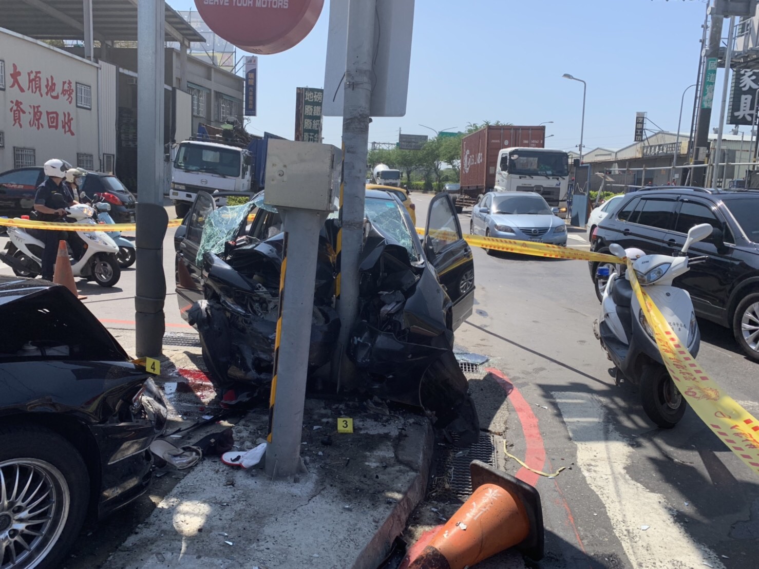 強大撞擊力道造成車頭全毀，駕駛和乘客被救出送醫急救，仍傷重不治。（翻攝畫面）