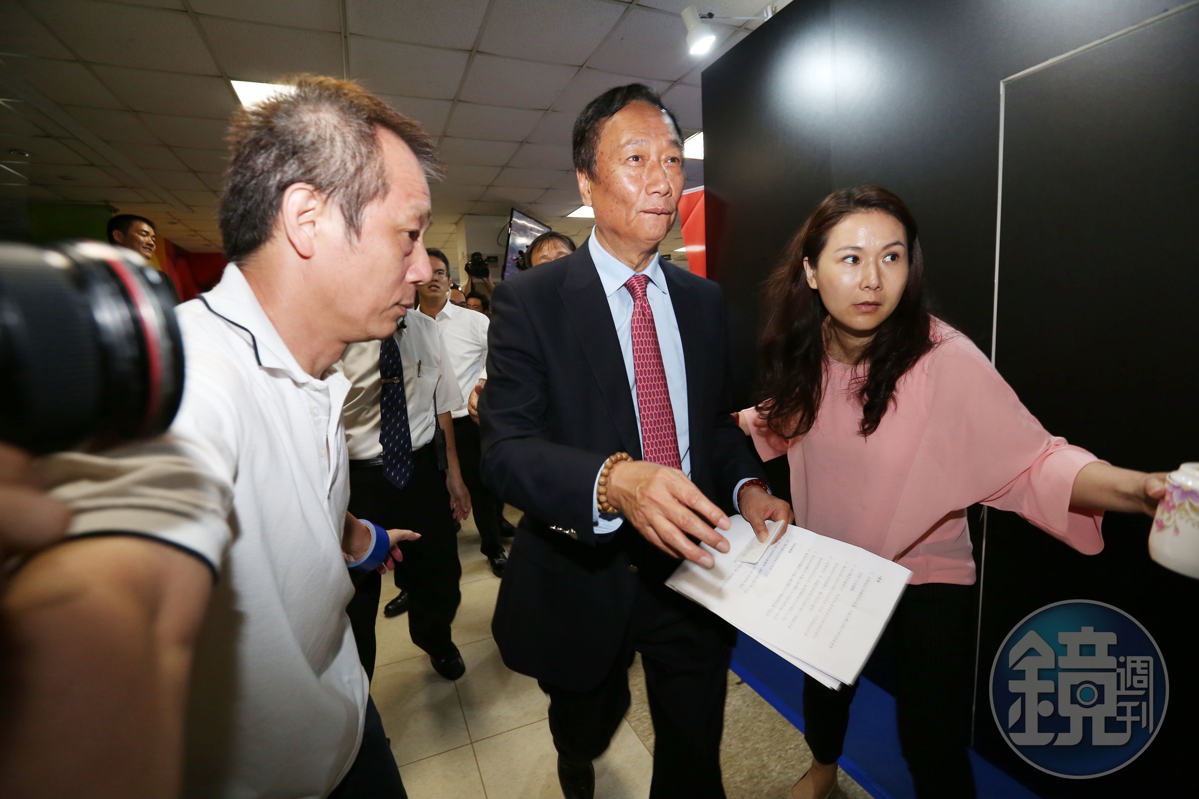 郭台銘賣掉廣州廠的決定，讓外界懷疑，郭董選總統究竟是玩真的，還是透過選總統的煙幕彈，掩護出脫廣州廠的燙手山芋。