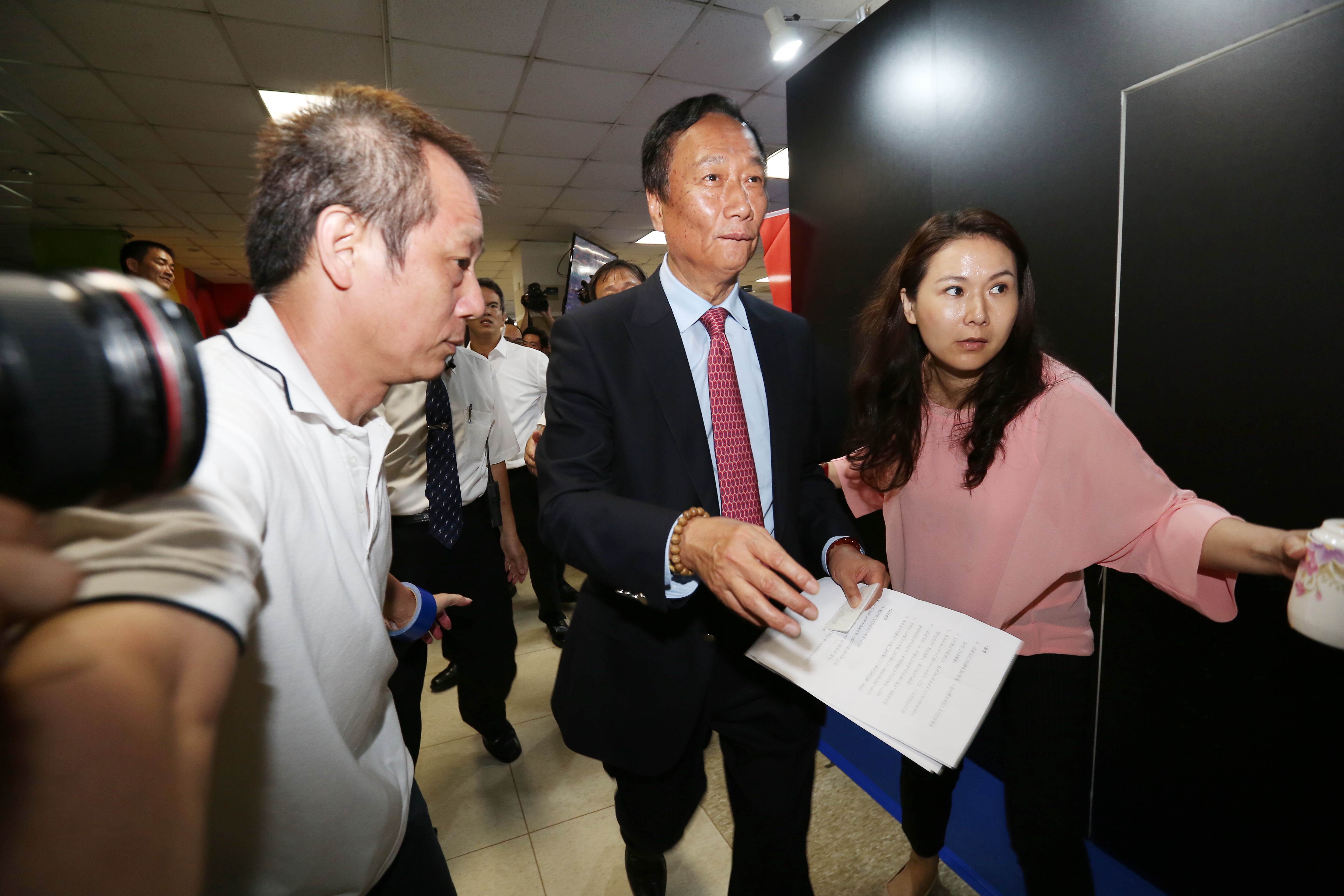 郭台銘賣掉廣州廠的決定，讓外界懷疑，郭董選總統究竟是玩真的，還是透過選總統的煙幕彈，掩護出脫廣州廠的燙手山芋。