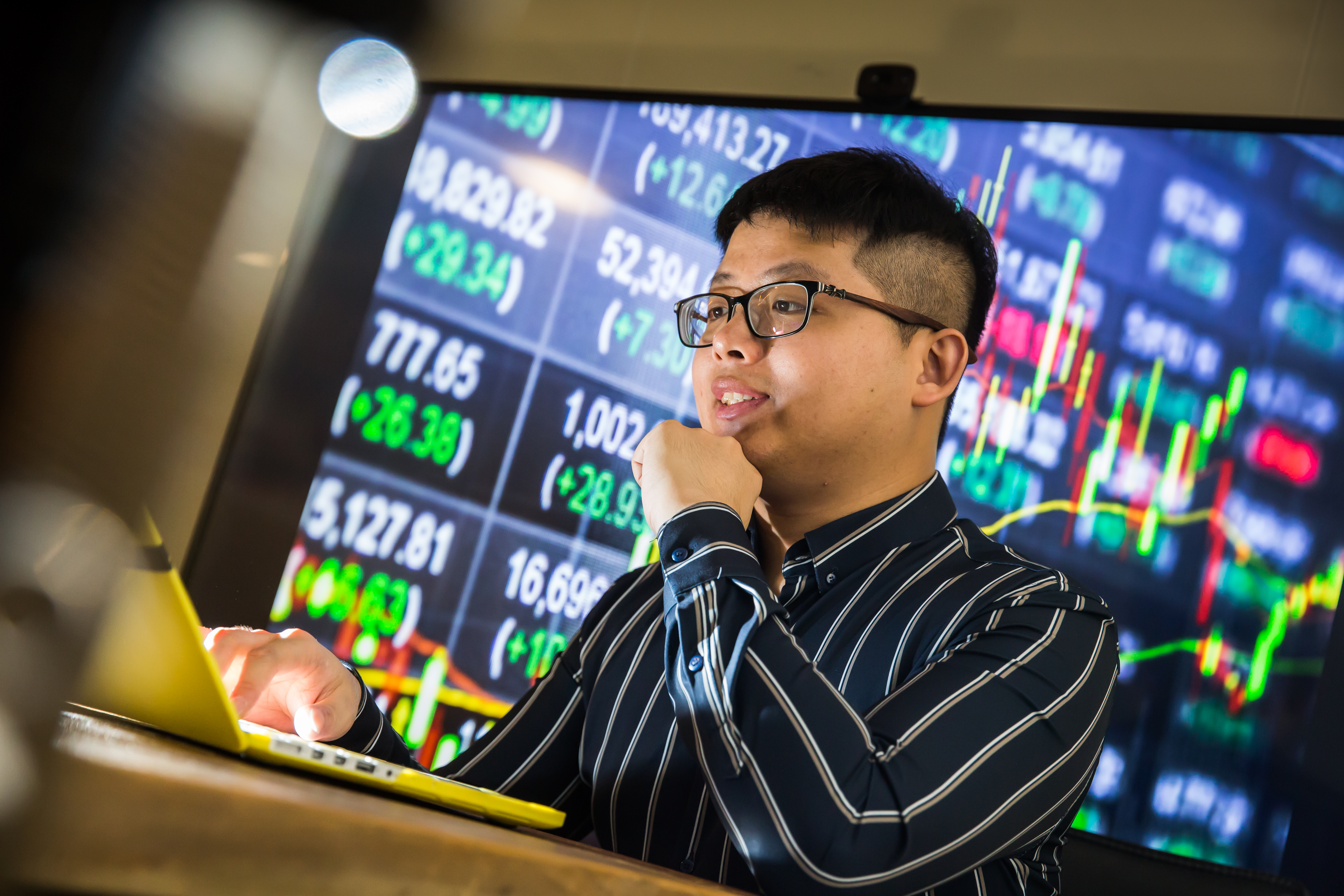不到30歲的丹尼爾，只要一聊起股票就眼神發亮，樂於與人交流投資心法。