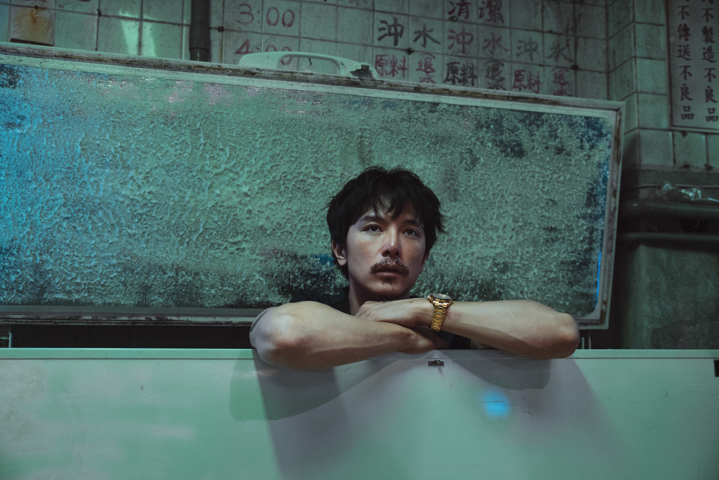 《江湖無難事》中，邱澤帶著屍體一起躲在大冰箱裡，放了一個屁。（華映提供）