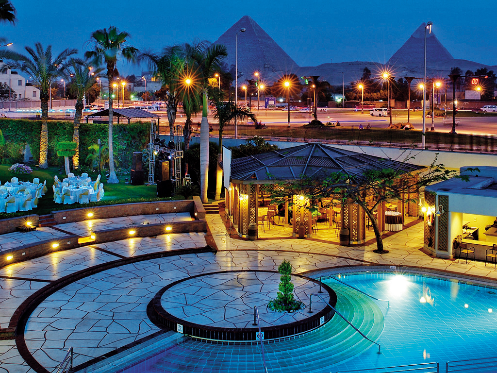 黎奕彬父子入住埃及開羅的五星級飯店，金字塔就在對面。（翻攝Mercure Cairo Le Sphinx臉書）