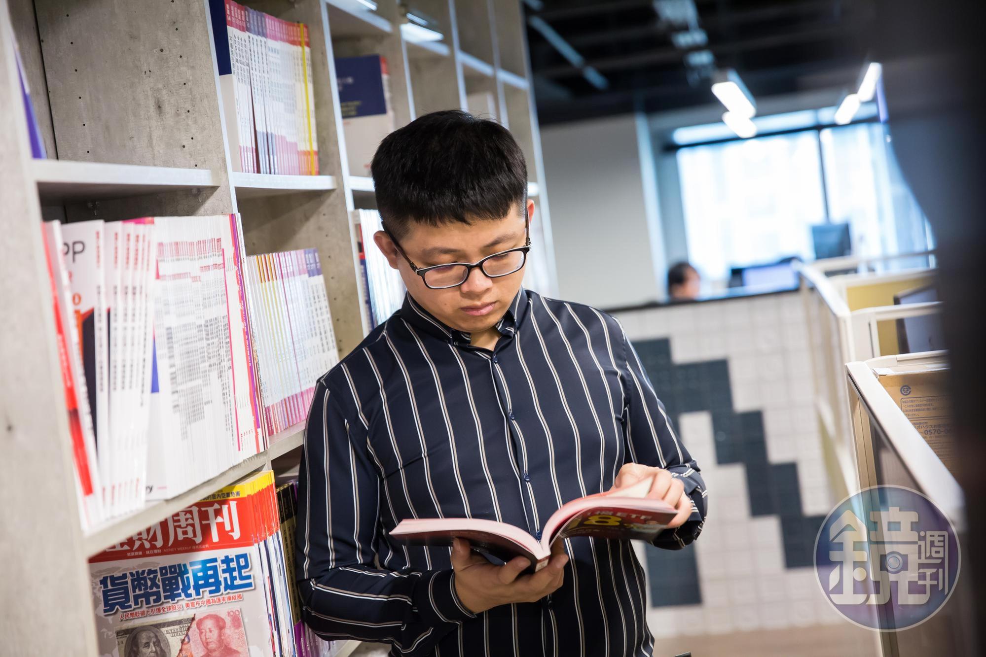 丹尼爾表示，只要一摸到感興趣的投資書，他可以一本接一本看不停。