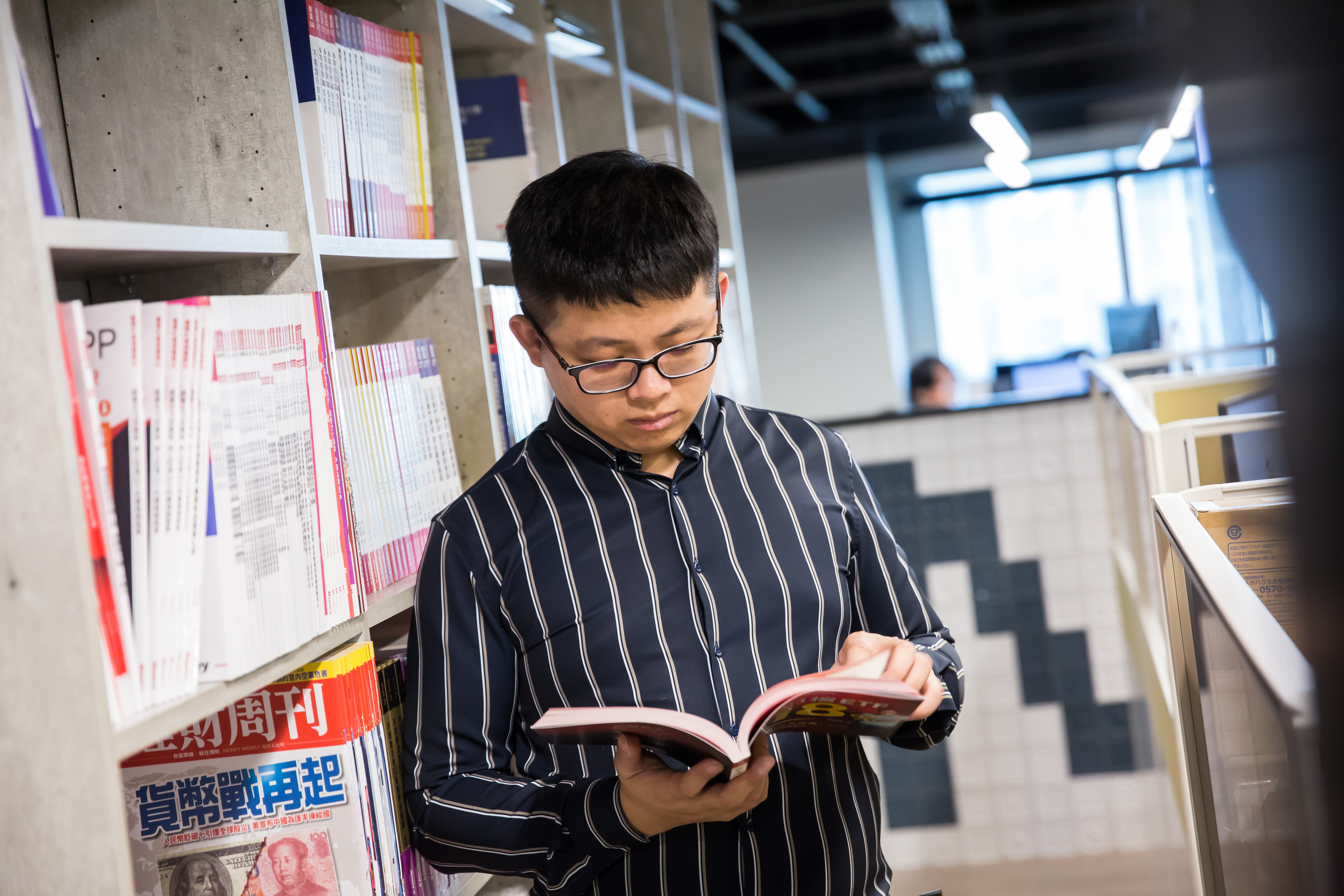 丹尼爾表示，只要一摸到感興趣的投資書，他可以一本接一本看不停。