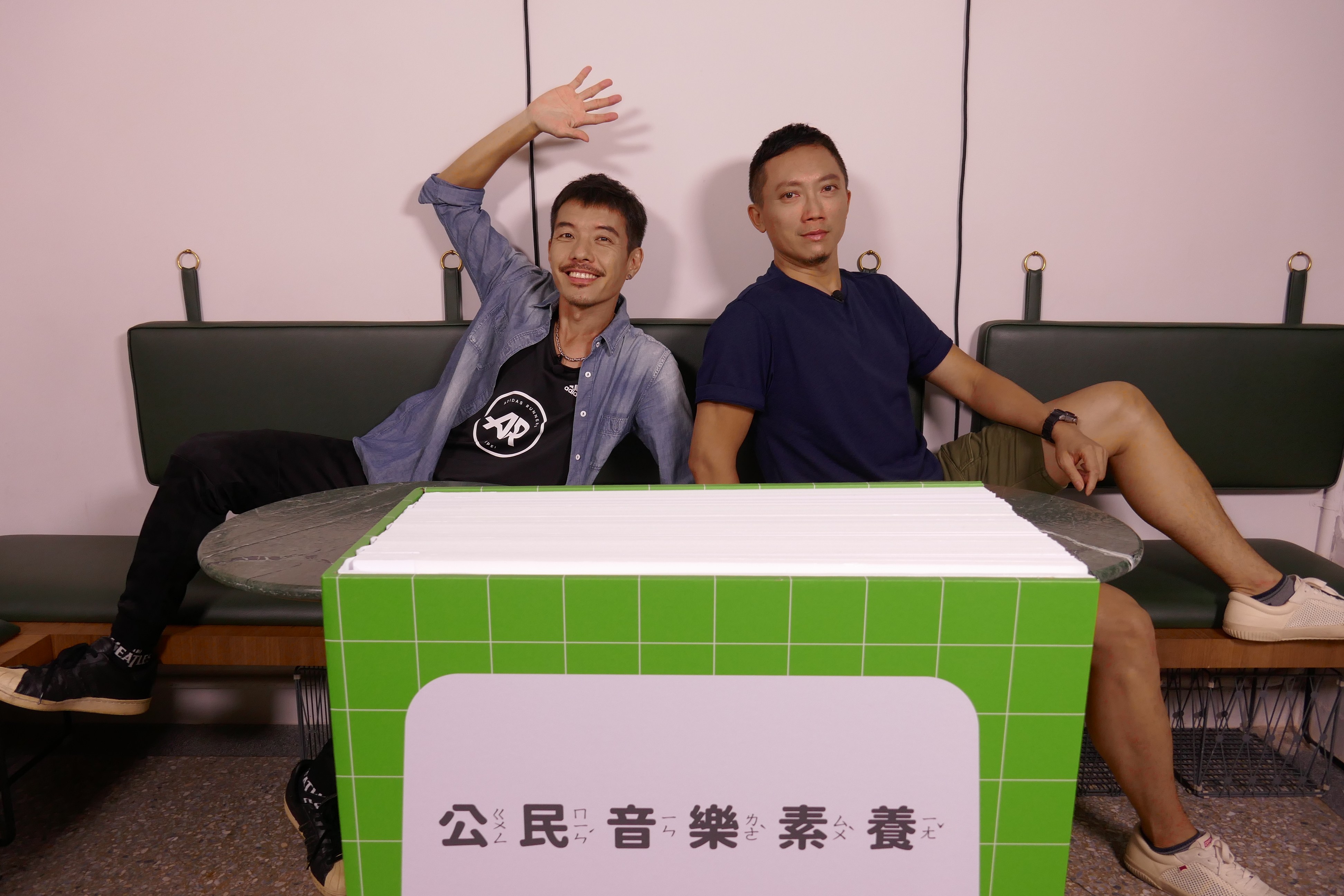 四分衛主唱阿山日前接受網路節目「留級玩家」訪問，與主持人小樹大談被男同志告白。（新視紀整合行銷提供）