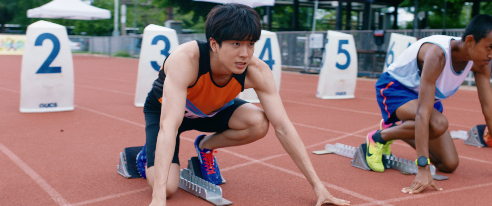 查農露出結實的手臂拍跑步戲。（威視提供）