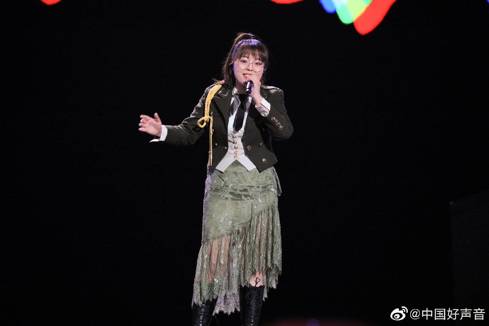 《中國好聲音》昨晚舉行決賽，李榮浩戰隊中的刑晗銘獲得冠軍，但因現場表現不穩也引發爭議。（翻攝自中國好聲音微博）