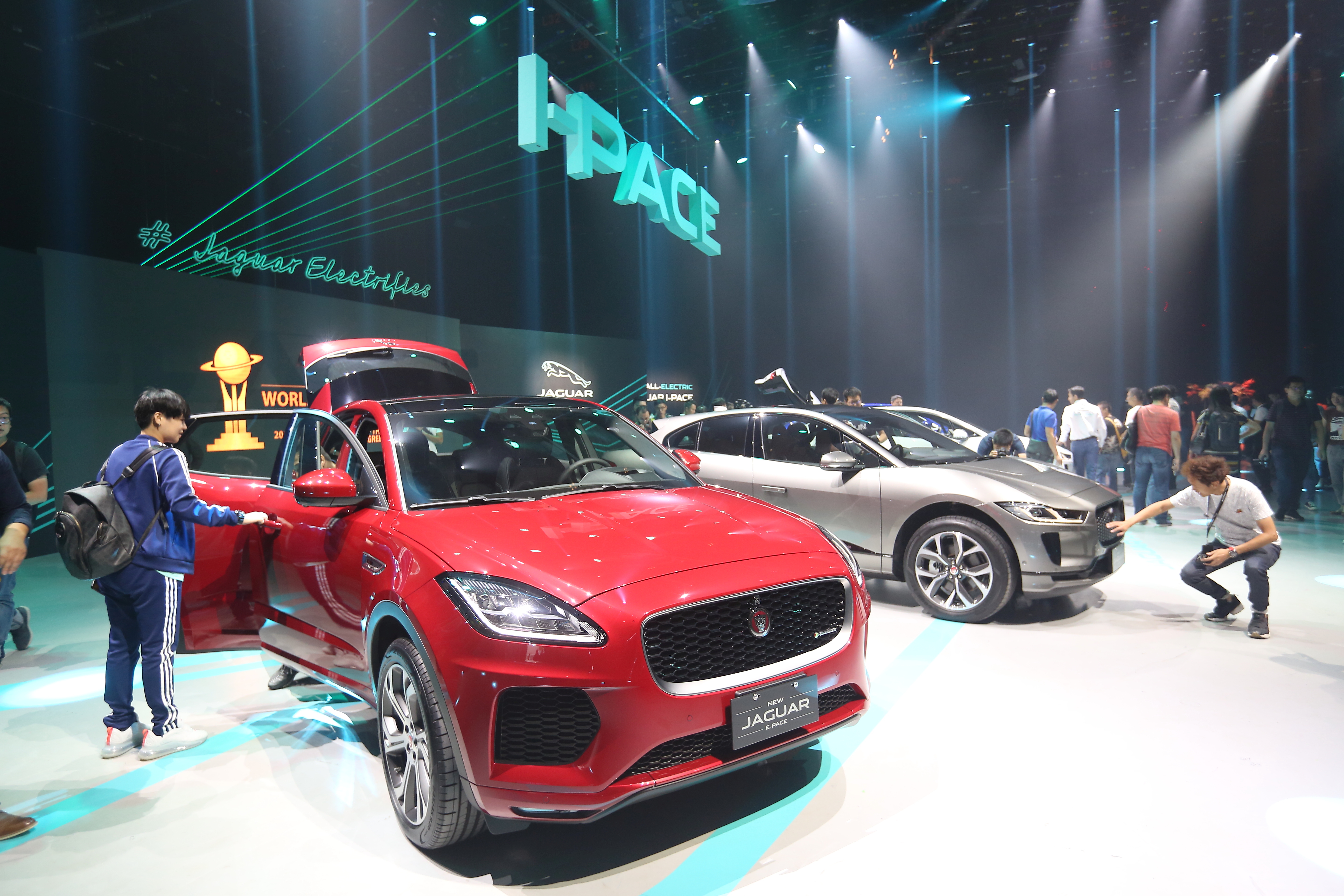 豪華車商Jaguar在台正式發表首款I-Pace電動跑旅，共有EV400 S、EV400 HSE兩車型。