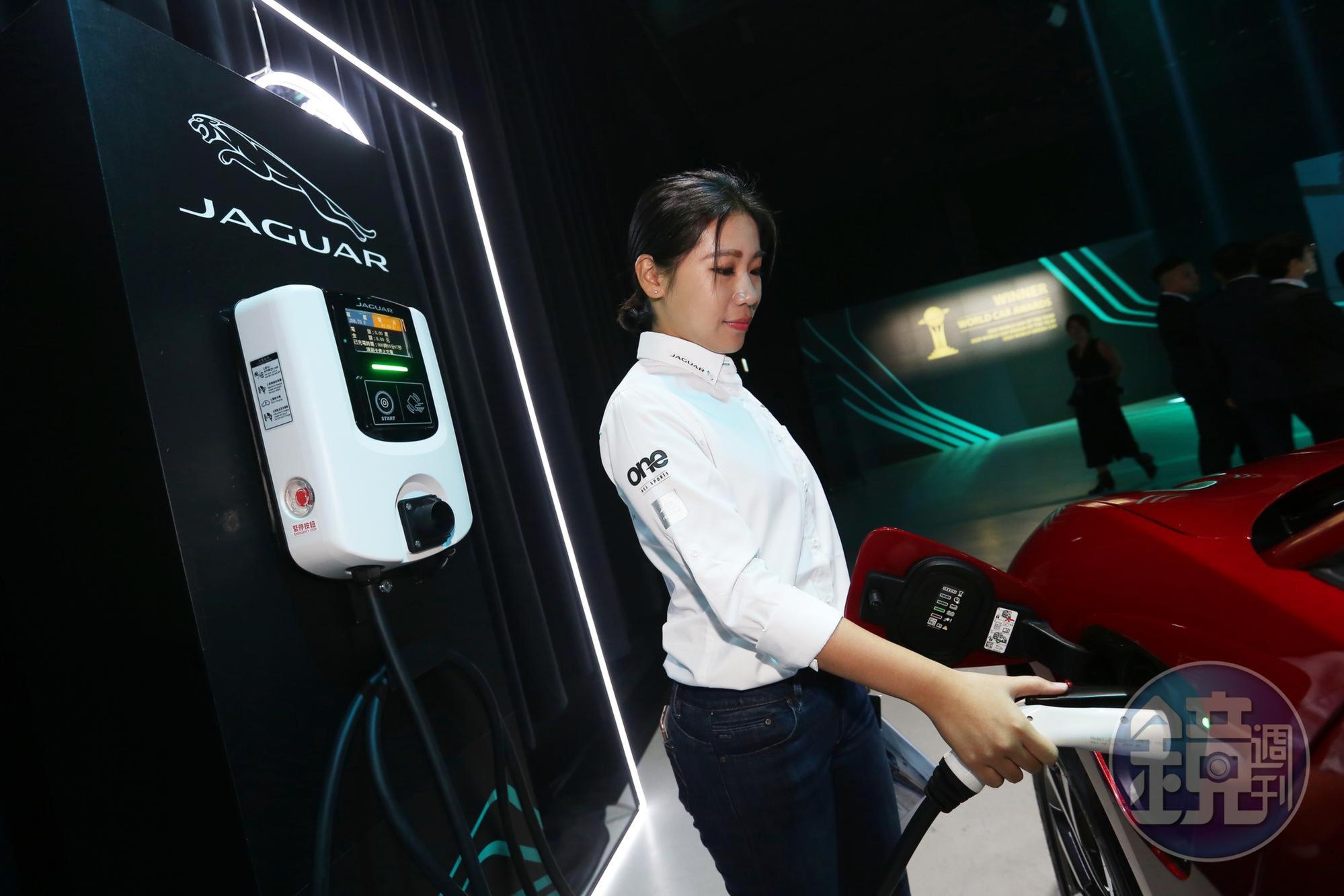 首波配額加贈家用壁掛式充電座及原廠精品配件,另外並提供電池組8年或16萬公里原廠保固。