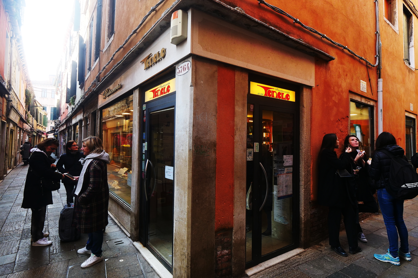 「Pasticceria Tonolo」是當地人氣數一數二的知名甜點店。