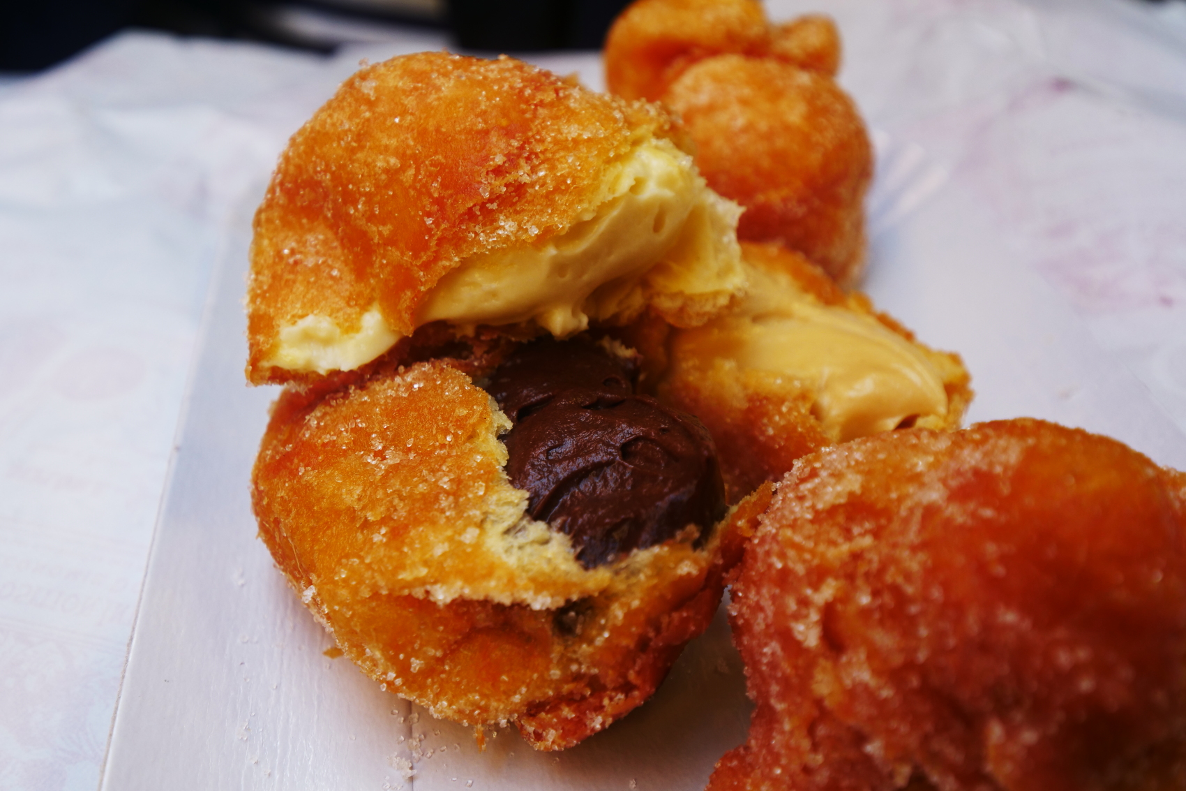 包著各種口味的Frittelle。