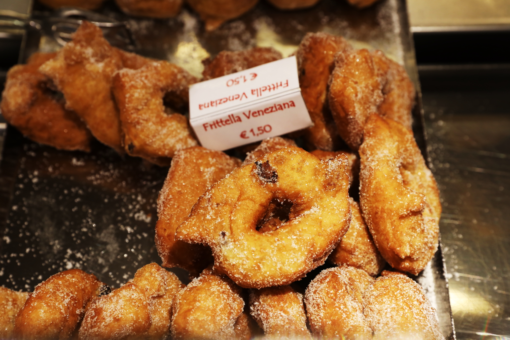 傳統做法的Frittelle，造型其實比較像甜甜圈。