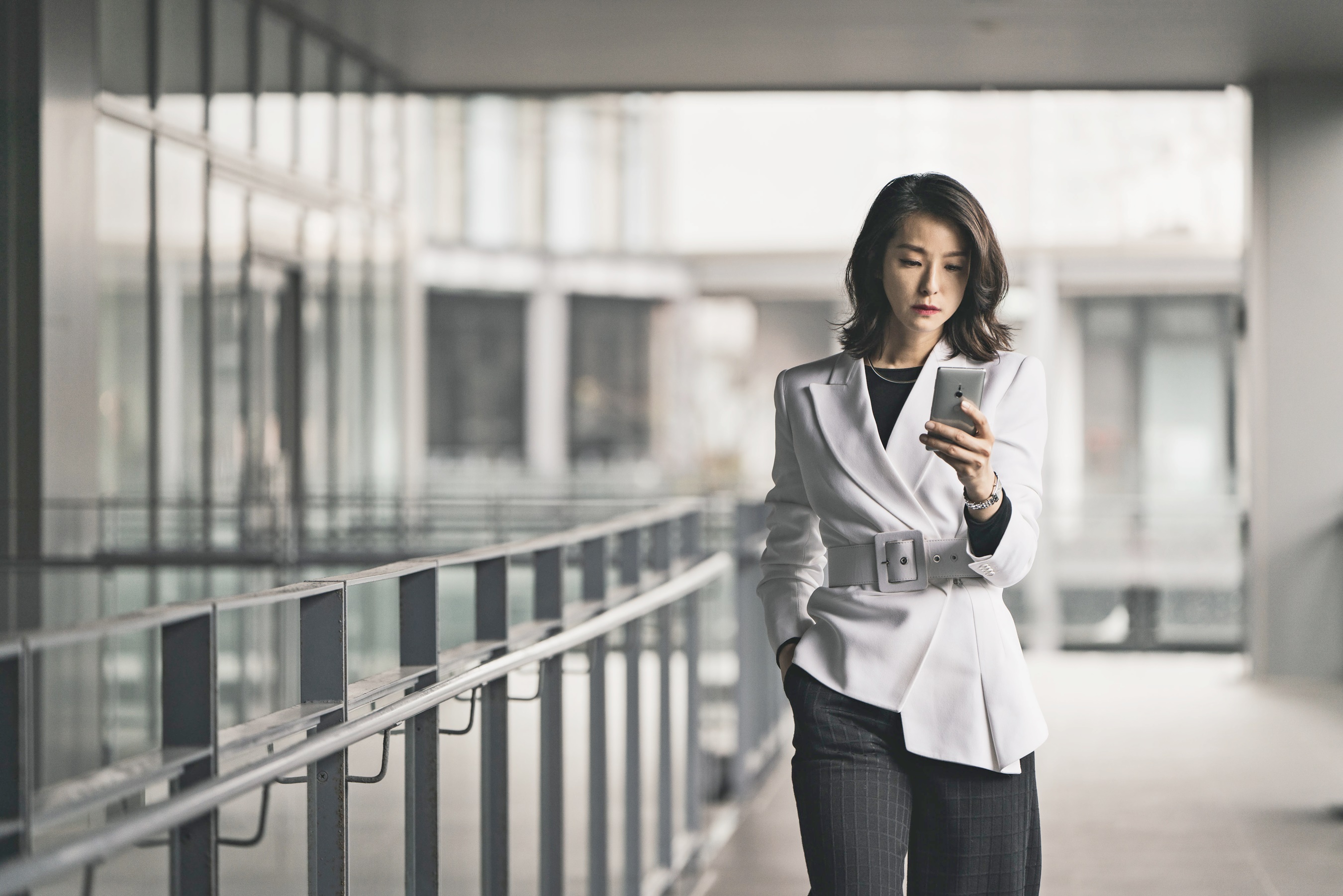 賴雅妍在《聖人大盜》飾演金融界女強人，因為氣場強大，片場其他演員自然而然對她退避三舍，她差點以為自己被排擠。（双喜提供）