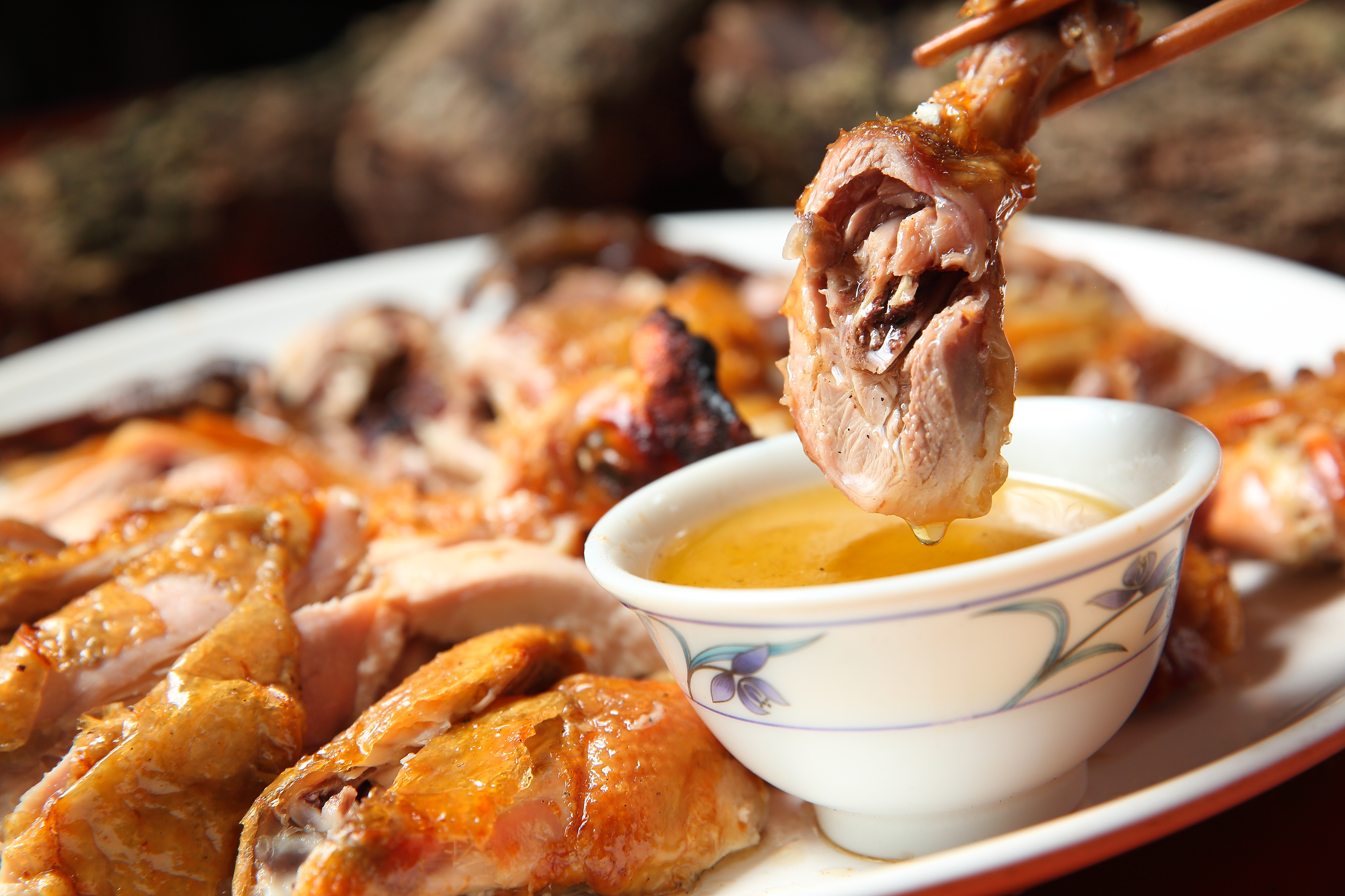 招牌燜燒烤雞完全不醃漬，品嚐時可再沾附烤雞原油，滋味更濃郁。（700元/隻）