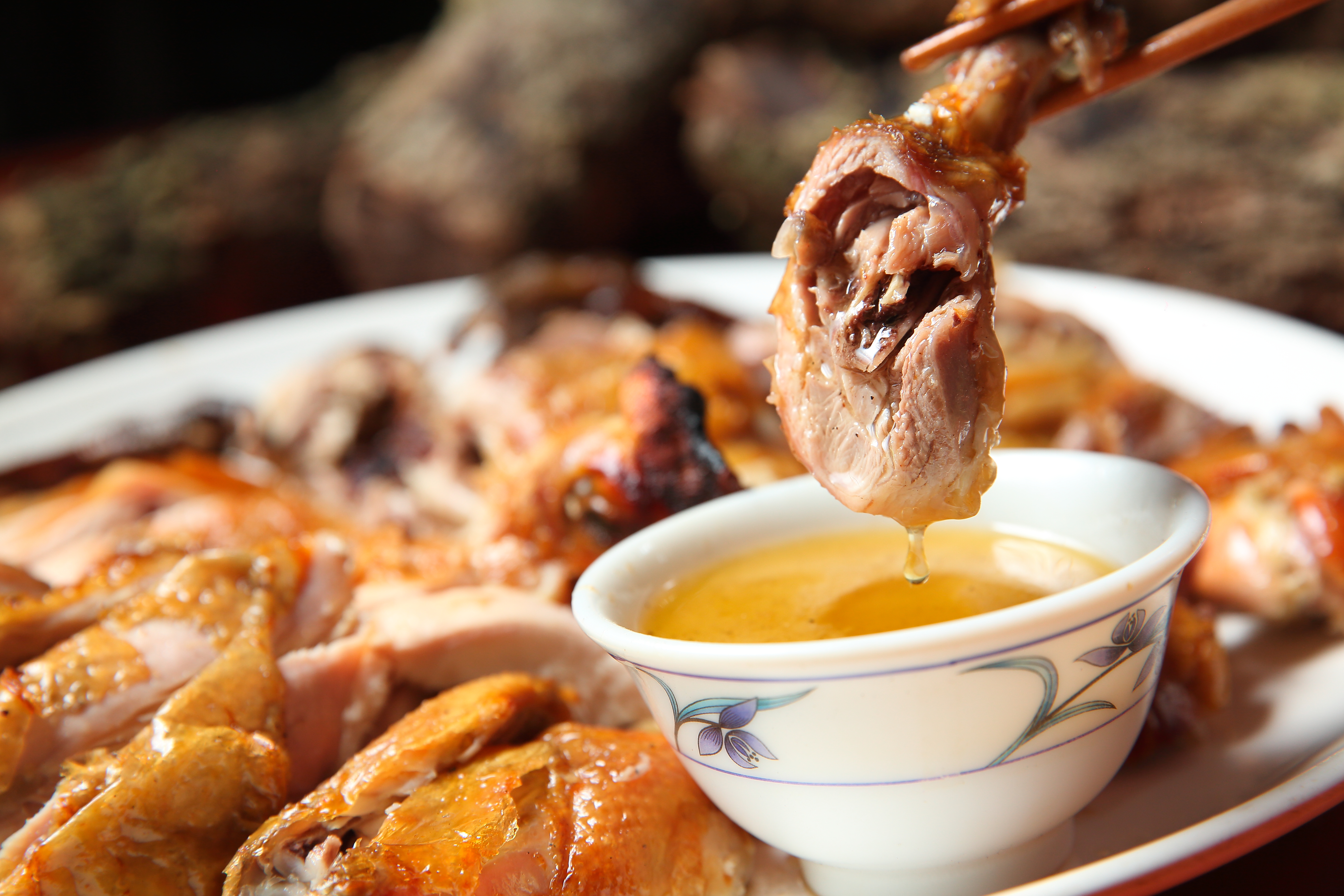 山田餐飲店的烤雞每隻都會切除雞頭，原來和早期尾牙的傳統習俗有關。