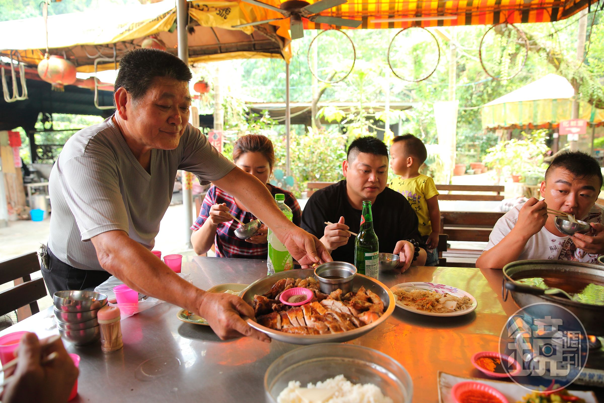 無頭烤雞成了山田餐飲店的特色，旨在讓人歡喜吃飯，上桌也都會幫客人切塊。