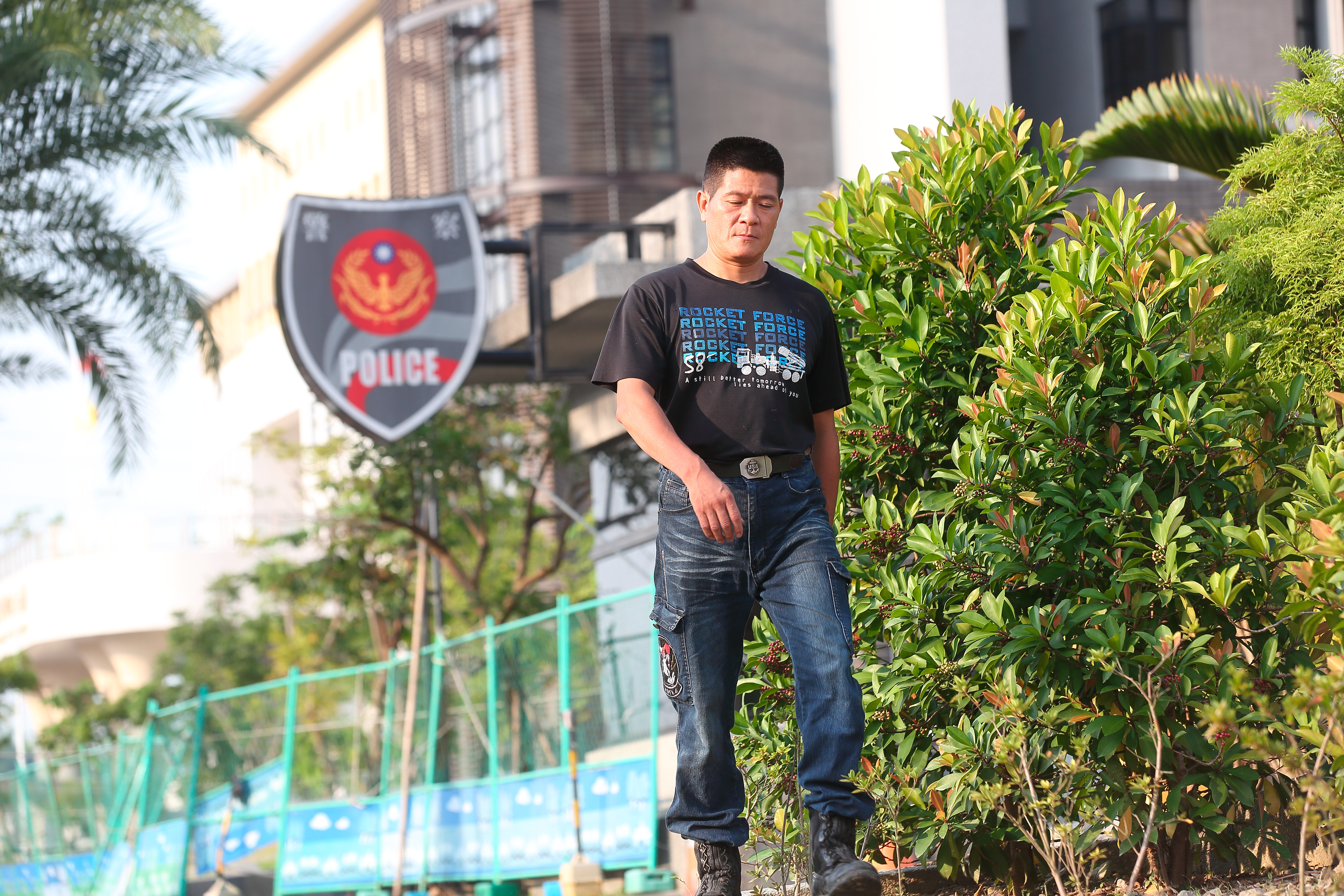 林堃榤曾因持有槍械被捕上報，還遭到警察嚴刑逼供，與監牢擦身而過。