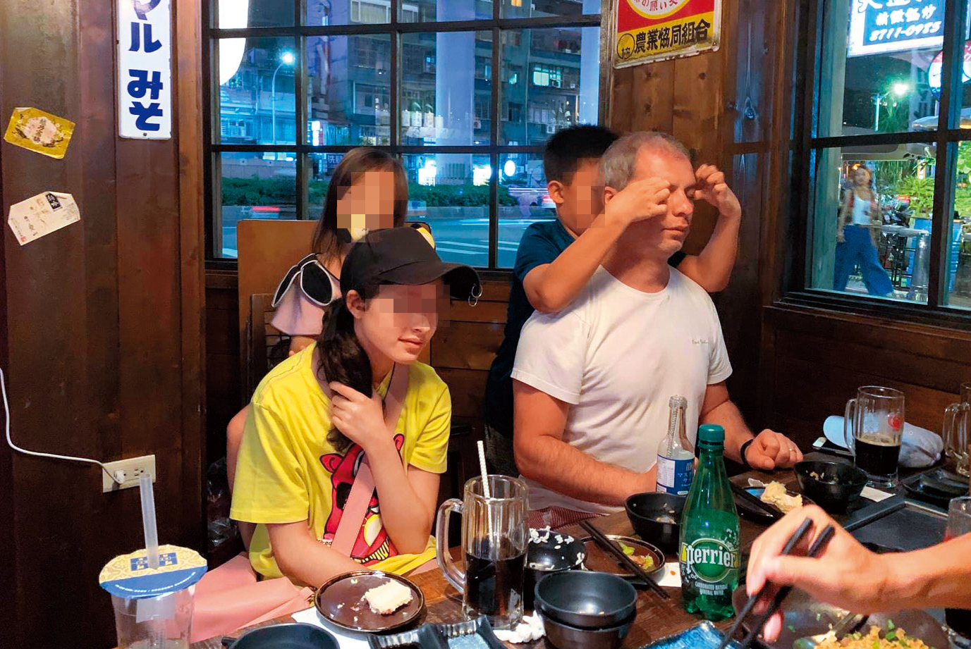 本刊接獲爆料，雷明思（前右）與前妻所生的女兒（前左）8月底也飛來台灣相聚，清秀亮眼的外型首度曝光。（翻攝臉書）