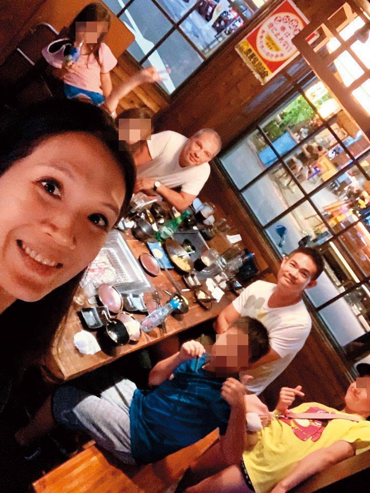 雷明思與連家人互動不差,8月底一場聚會上,可見夫妻倆與連詠心的哥哥連勝武一家人同框。(翻攝臉書)