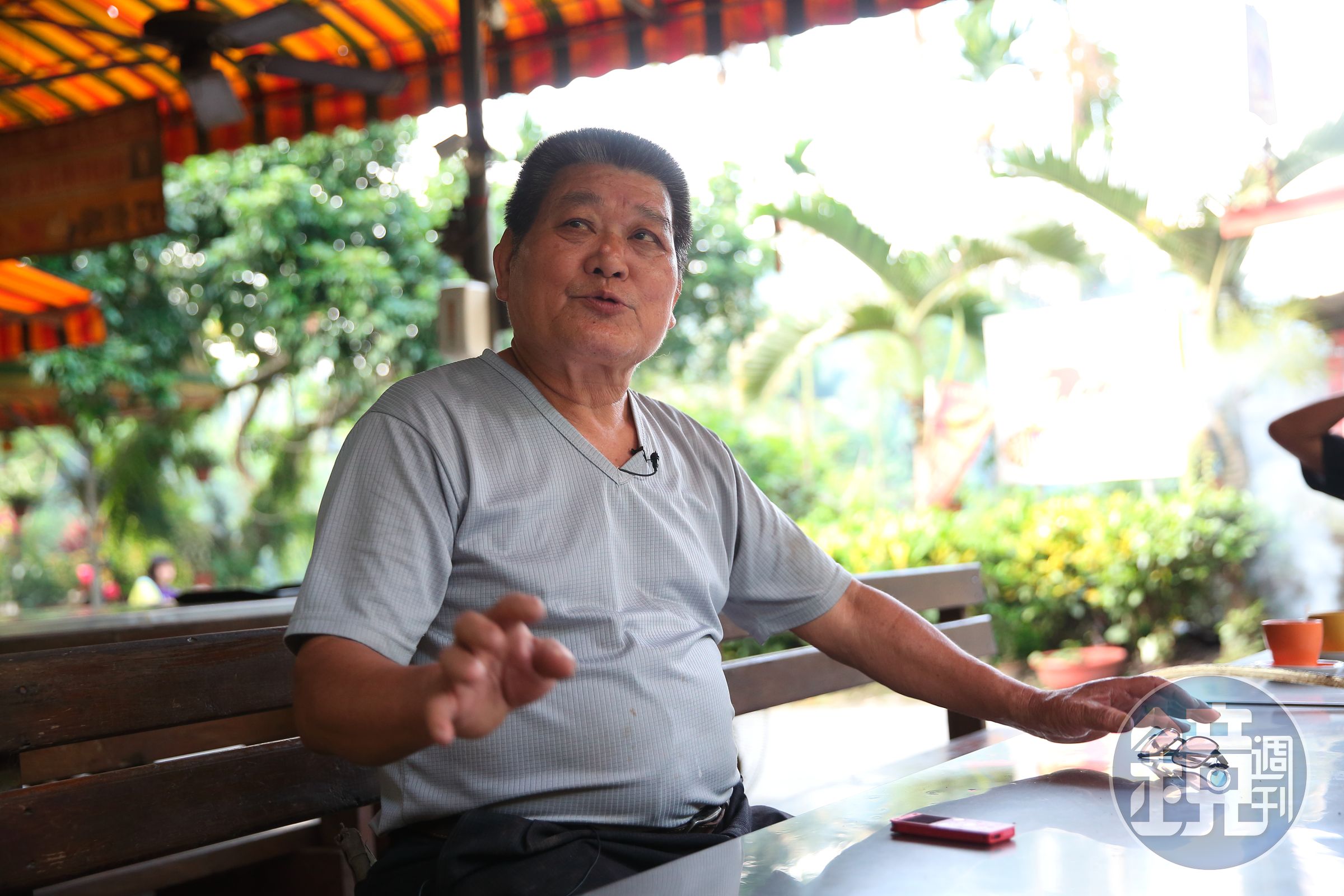 25年前林東村為了方便照顧智能障礙的小兒子，在山上開設第一家燜燒烤雞店。