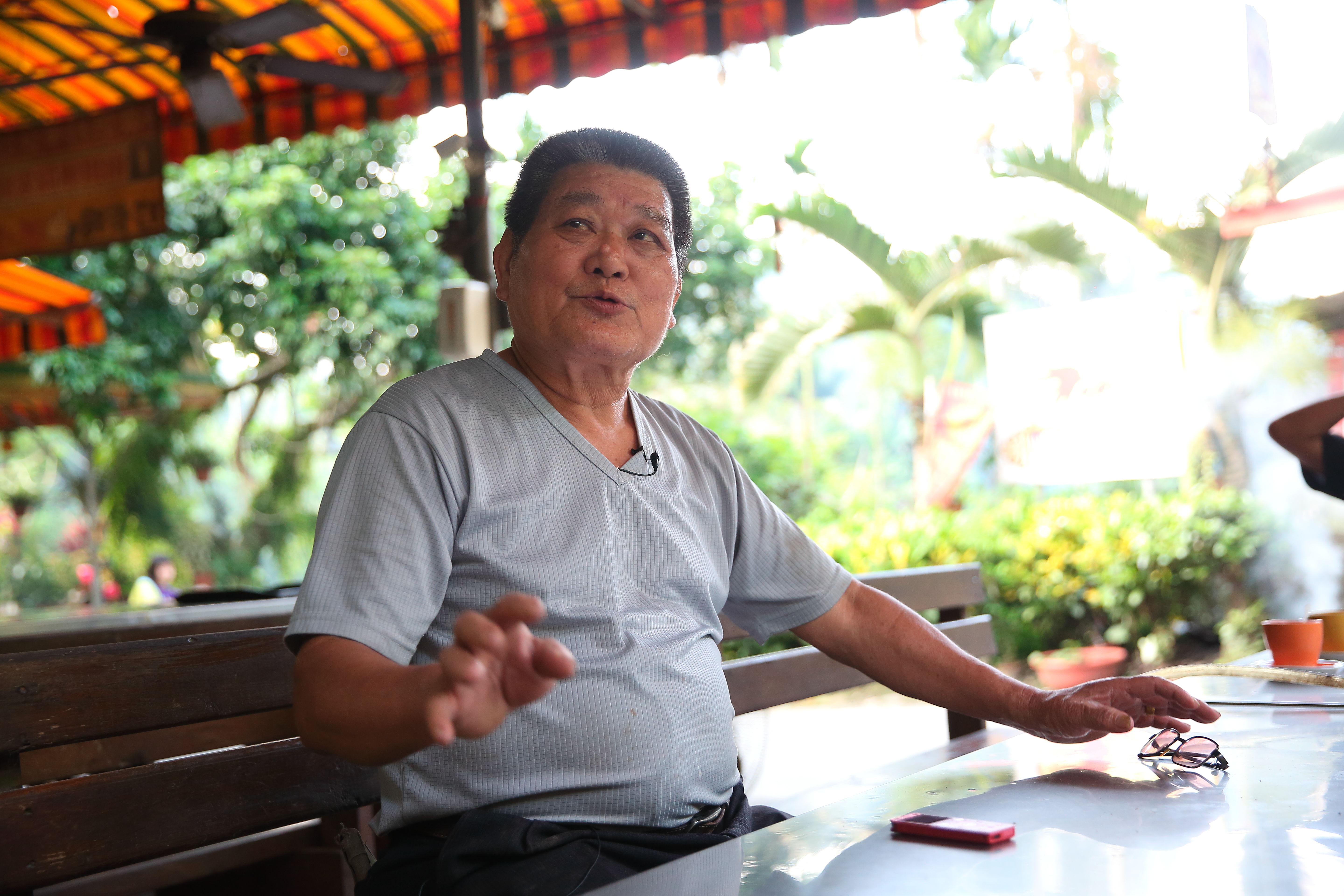 25年前林東村為了方便照顧智能障礙的小兒子，在山上開設第一家燜燒烤雞店。