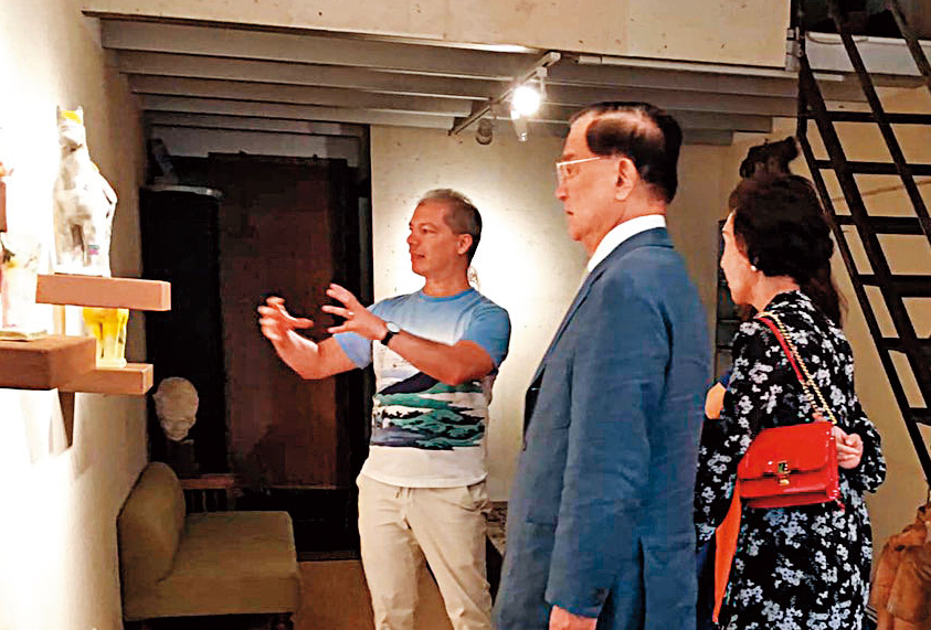 雷明思在永康街辦個展，連戰夫婦到場參觀時，女婿還親自解說。（翻攝臉書）