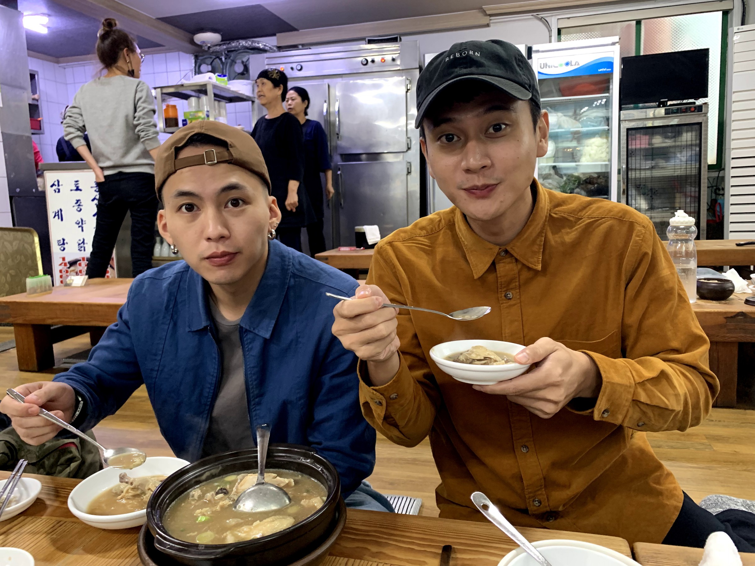 巫建和（左）與劉冠廷一下飛機便大享「人參雞」美食，吃得超開心。（甲上提供）