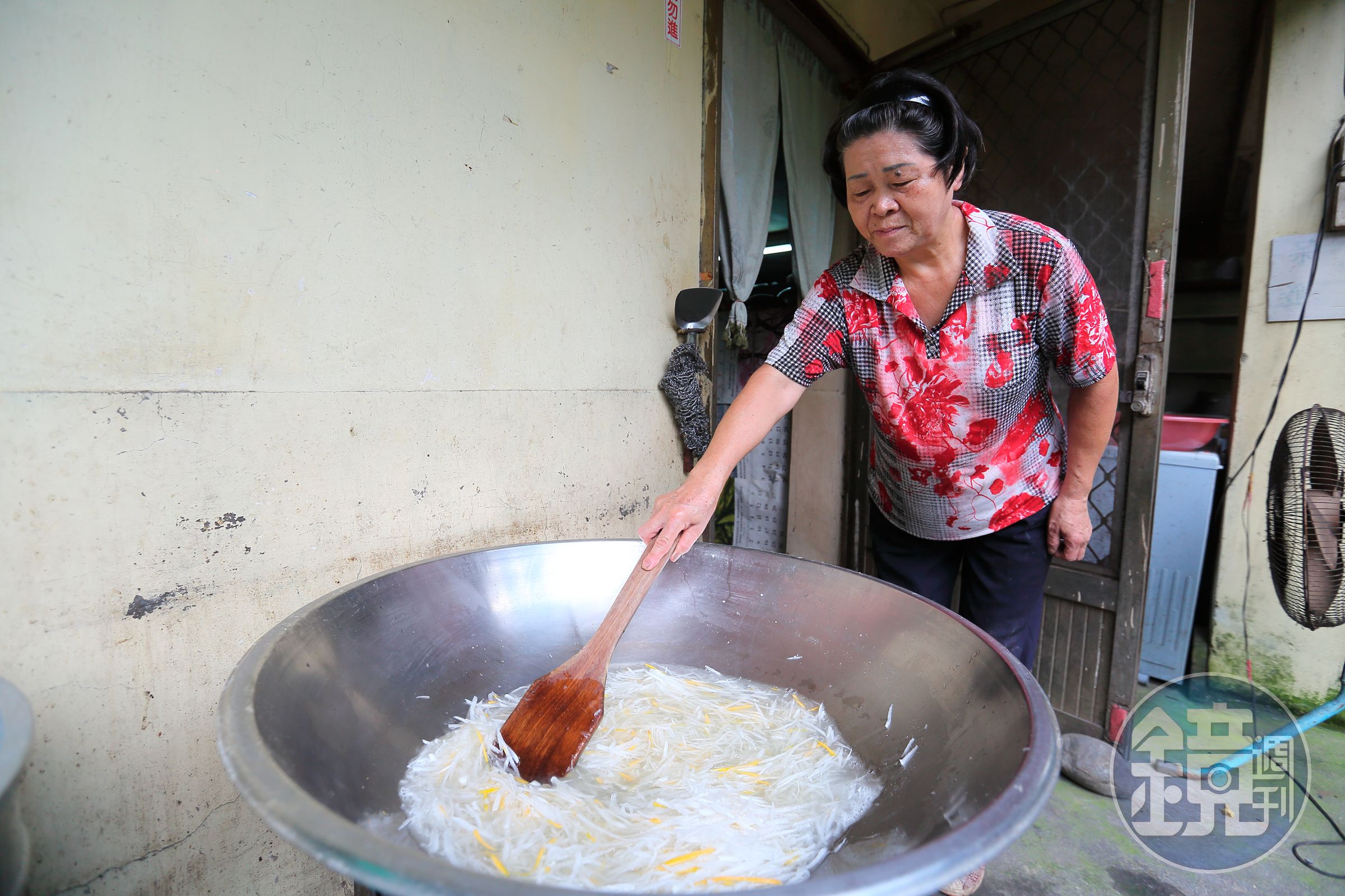 林堃榤因心疼母親林何秀菊（圖）辛勞，決定半工半讀，也因此踏入當鋪業，接觸三教九流。