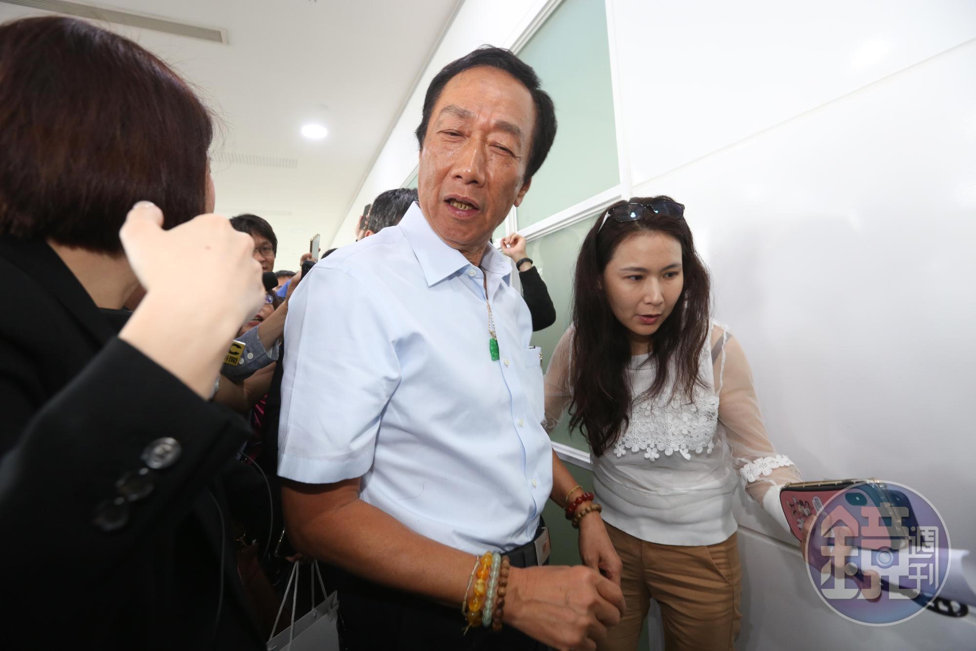 郭台銘（中）賣掉廣州廠的決定，讓外界懷疑，郭董選總統究竟是玩真的，還是透過選總統的煙幕彈，掩護出脫廣州廠的燙手山芋。右為永齡慈善基金會執行長劉宥彤。
