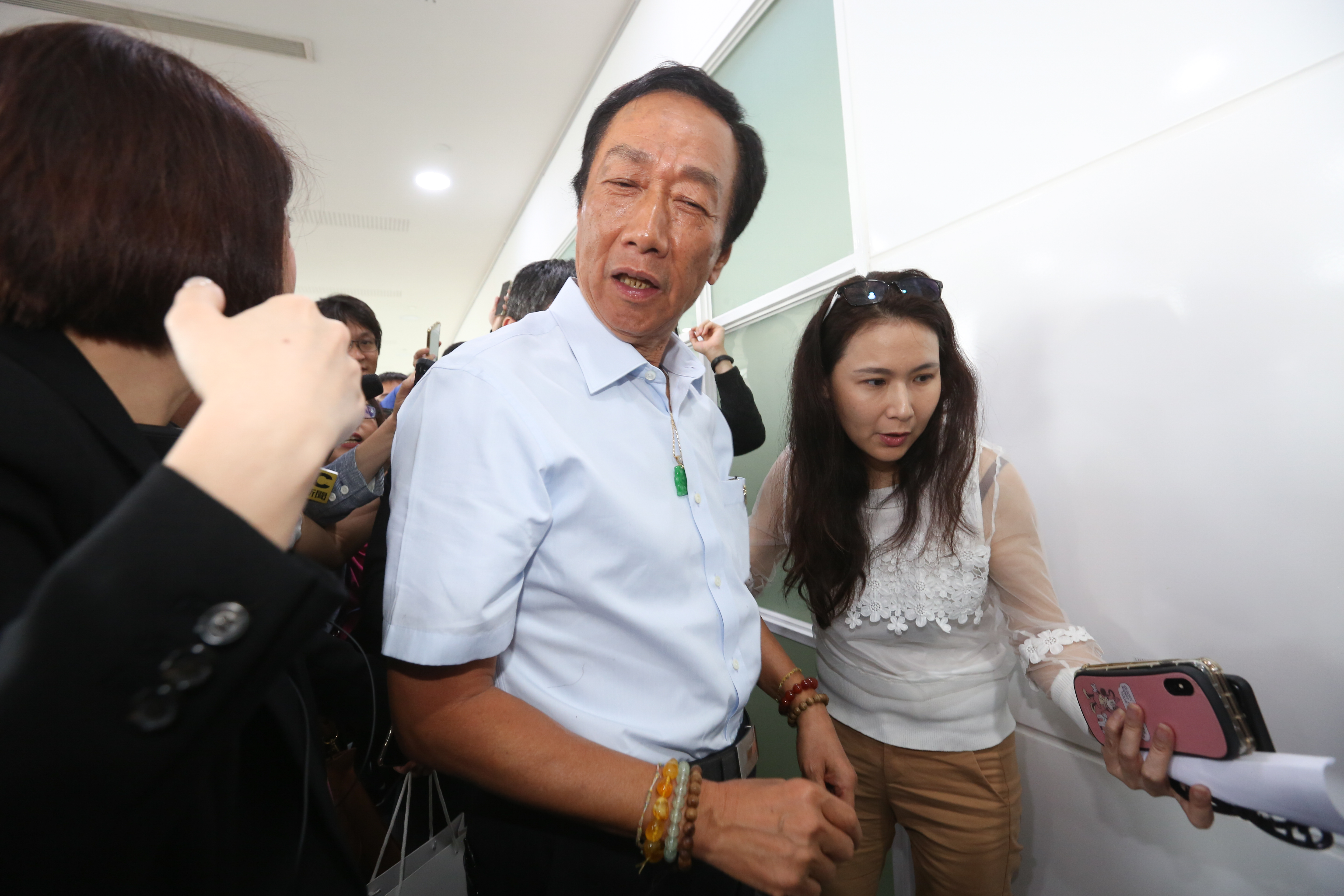 郭台銘(中)賣掉廣州廠的決定,讓外界懷疑,郭董選總統究竟是玩真的,還是透過選總統的煙幕彈,掩護出脫廣州廠的燙手山芋。右為永齡慈善基金會執行長劉宥彤。