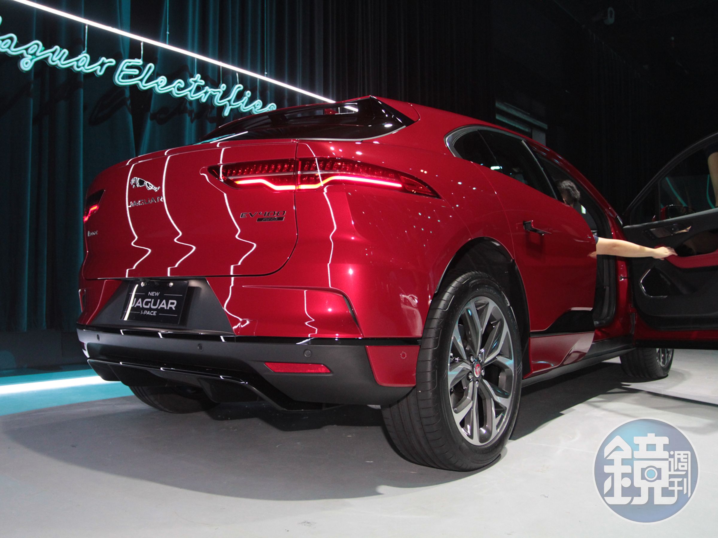鮮明的前輪拱與後分流器、平順流線的車頂、特殊造型尾翼。