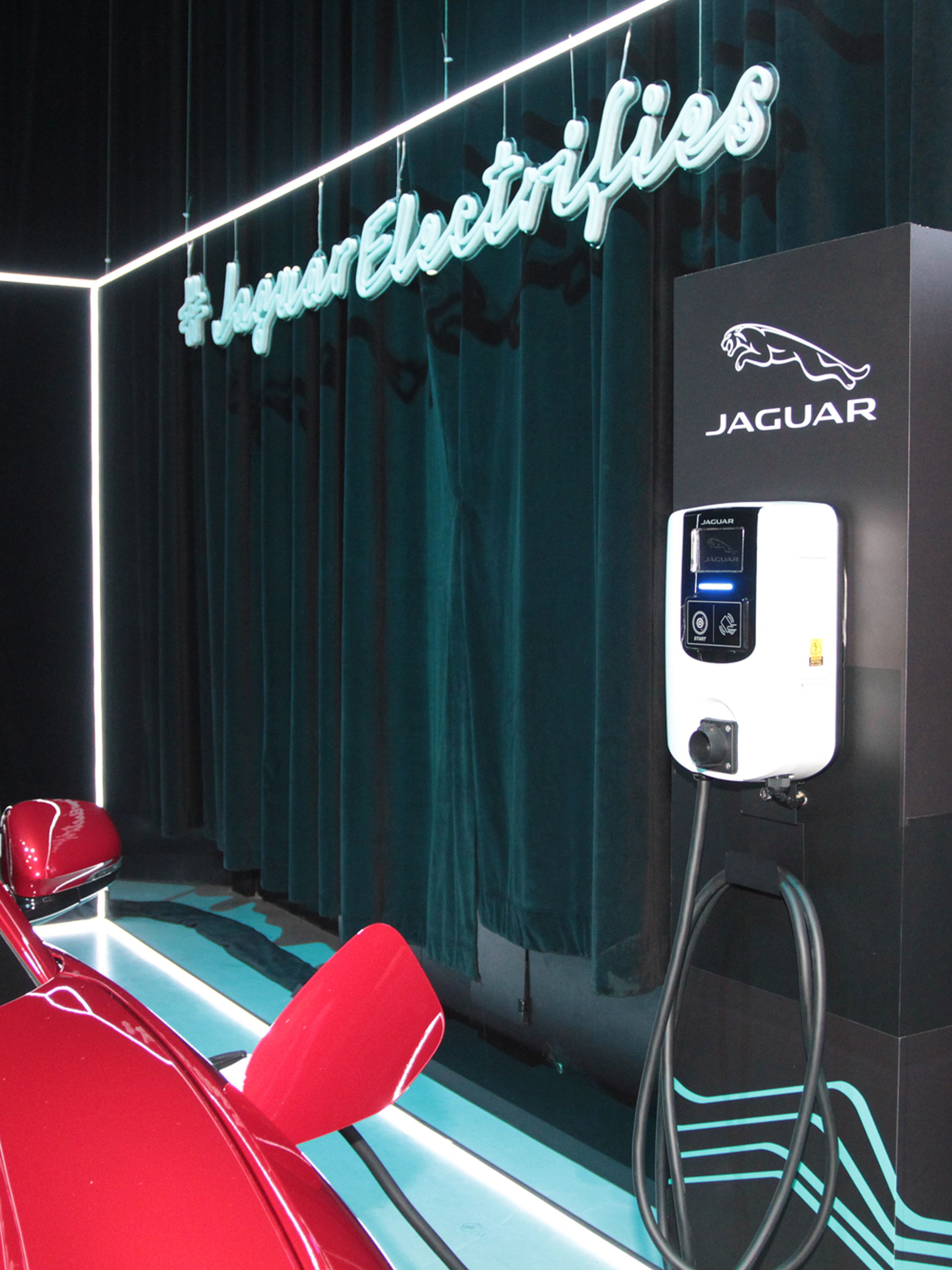 New Jaguar I-PACE 首波配額加贈家用壁掛式充電器，鋰電池提供8年或16萬公里原廠保固，同時享有5年原廠保養專案。