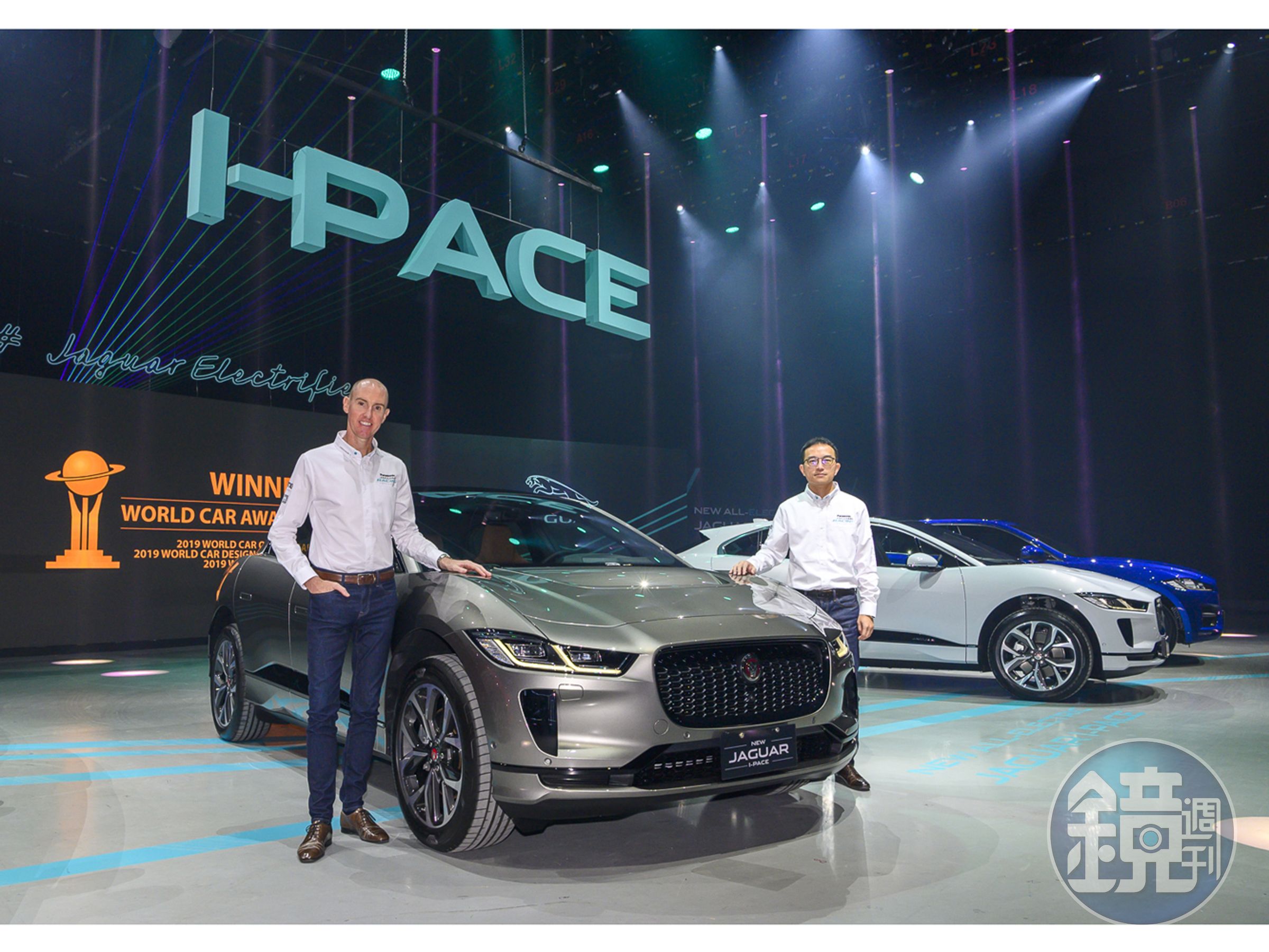 台灣捷豹路虎總經理Garth Turnbull（左）、品牌總監張君維（右）與New Jaguar I-PACE 合影。