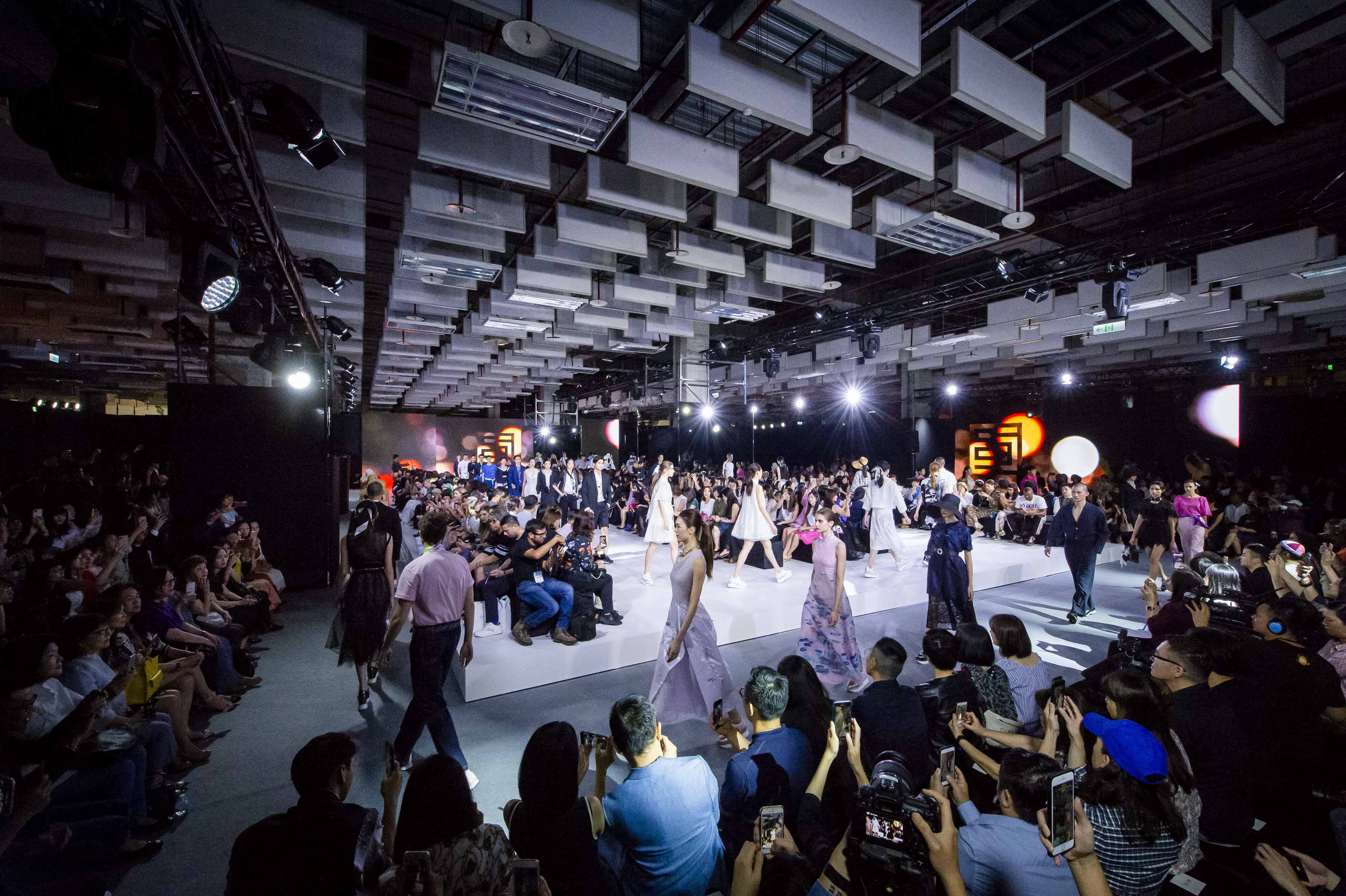 夏姿作為2019台北時裝週首登場的主題秀品牌，昨（7日）晚間場面盛大熱鬧開秀。（夏姿提供）
