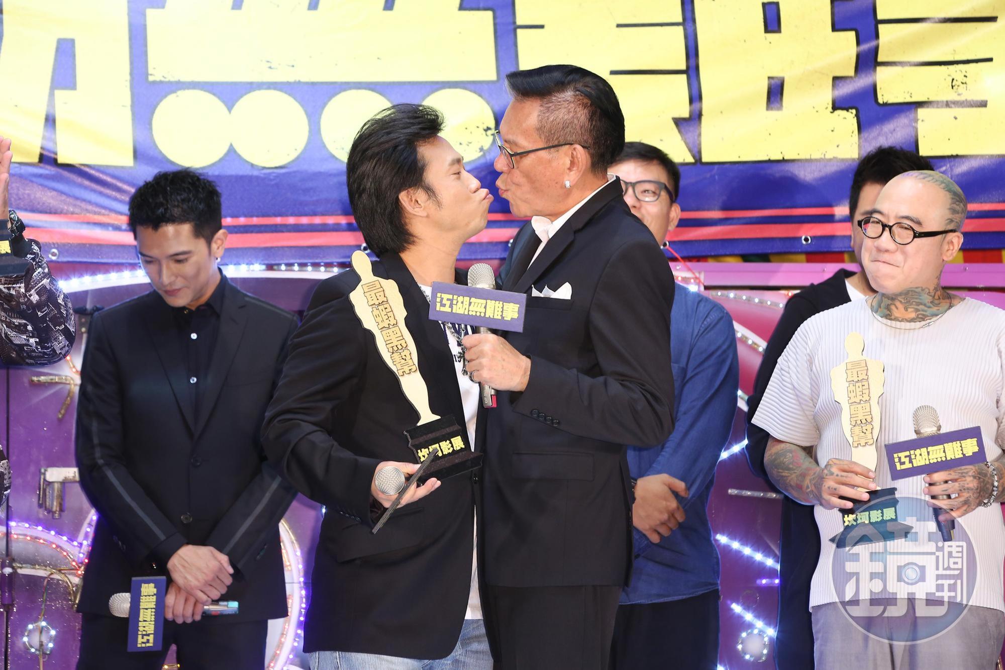 龍劭華(右)與顏正國重現片中的男男之吻,拿下「最蝦黑幫」。