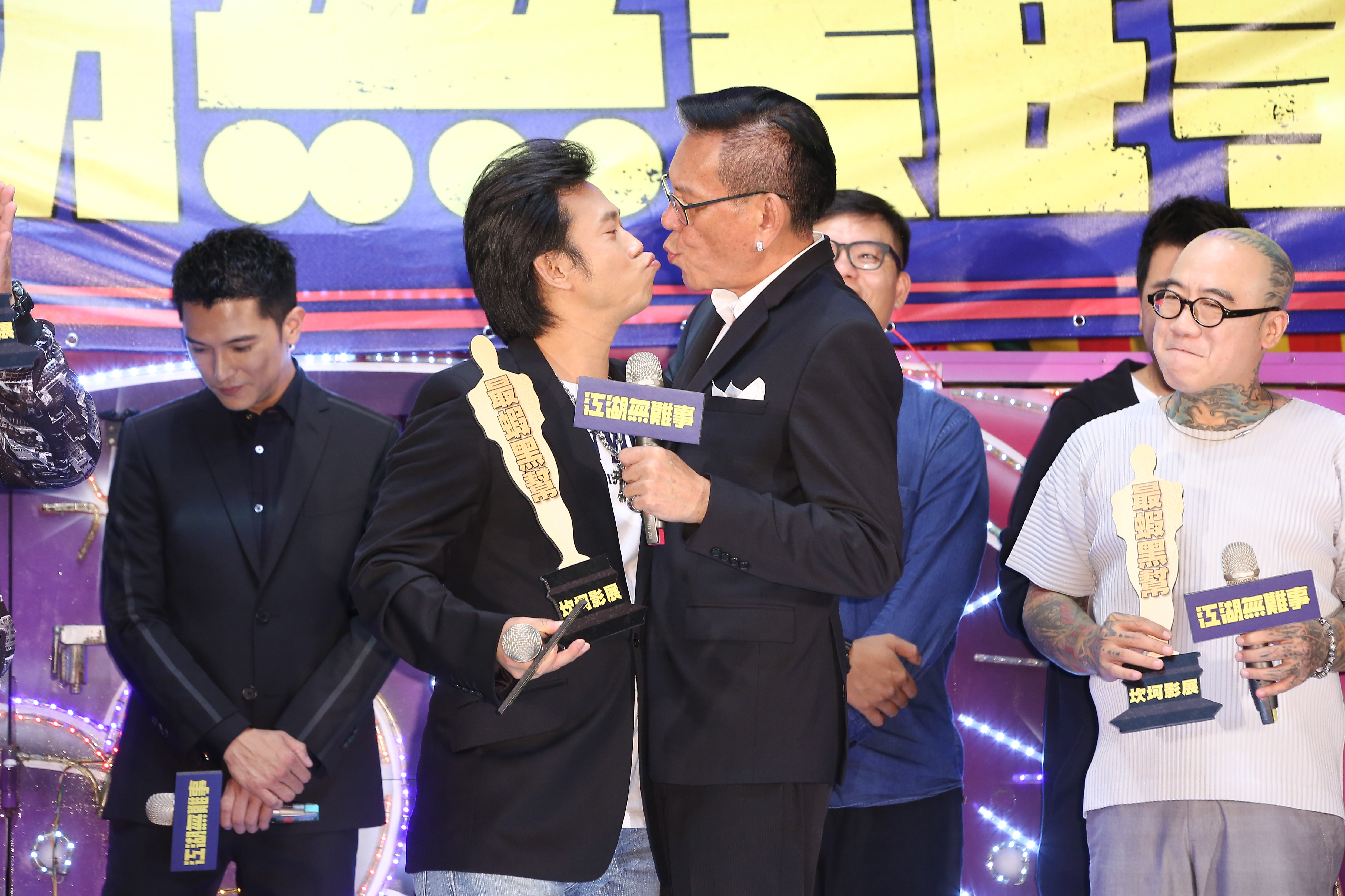 龍劭華（右）與顏正國重現片中的男男之吻，拿下「最蝦黑幫」。