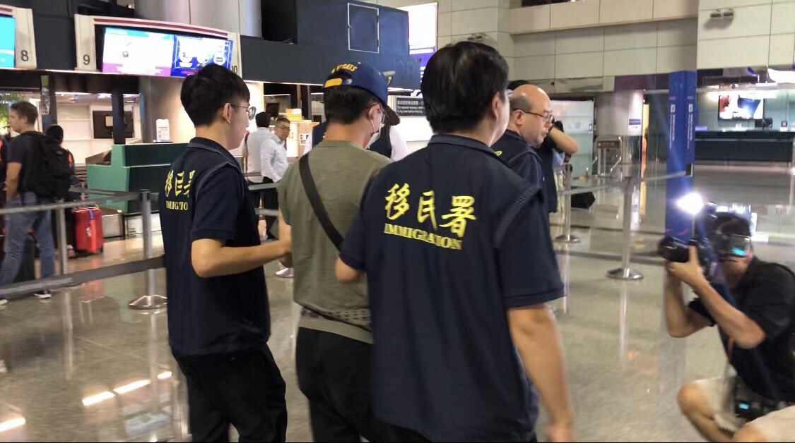 陸客李紹東撕毀台大校園連儂牆標語遭移送法辦，檢方裁處緩起訴後，移民署連夜將其強制出境。（翻攝畫面）