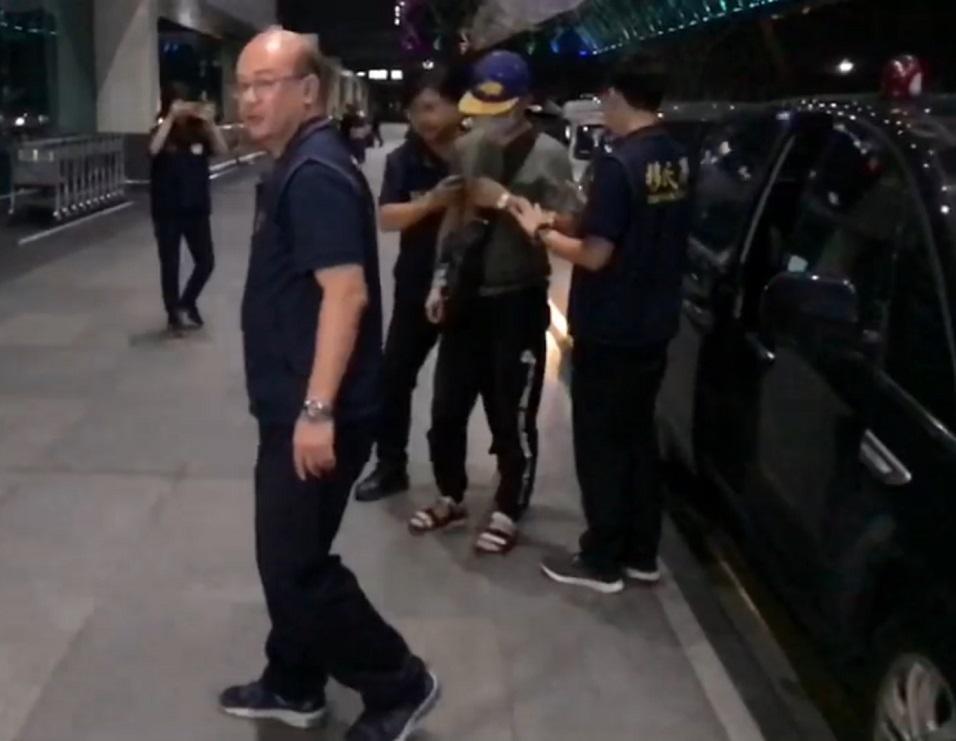 陸客李紹東撕毀台大校園連儂牆標語遭移送法辦，檢方裁處緩起訴後，移民署連夜將其強制出境。（翻攝畫面）