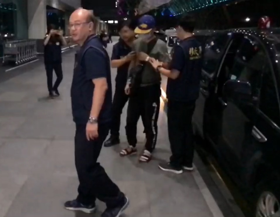 陸客李紹東撕毀台大校園連儂牆標語遭移送法辦，檢方裁處緩起訴後，移民署連夜將其強制出境。（翻攝畫面）