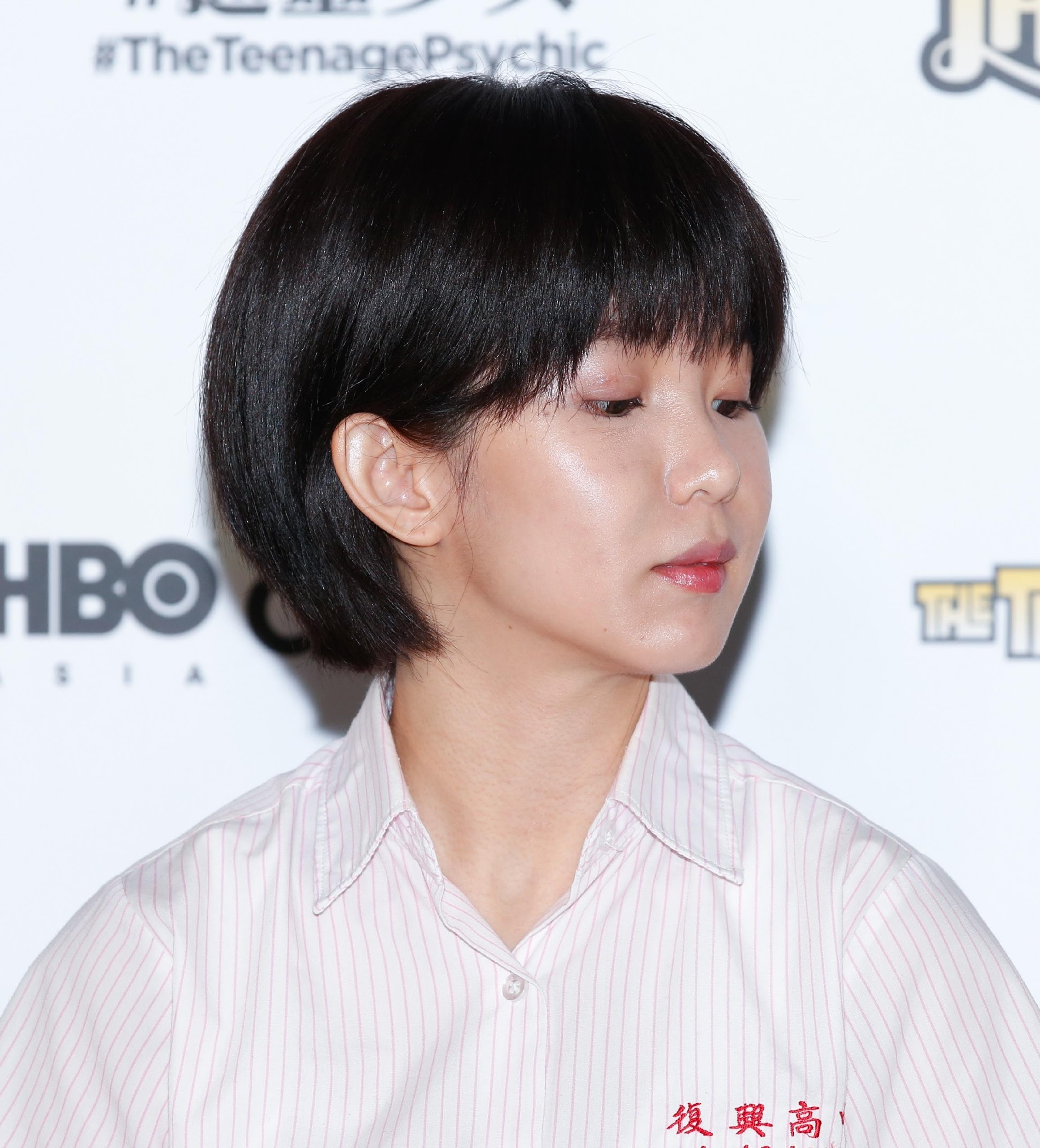 《通靈少女2》去年底舉行探班記者會，郭書瑤右臉法令紋部位泛黑青。