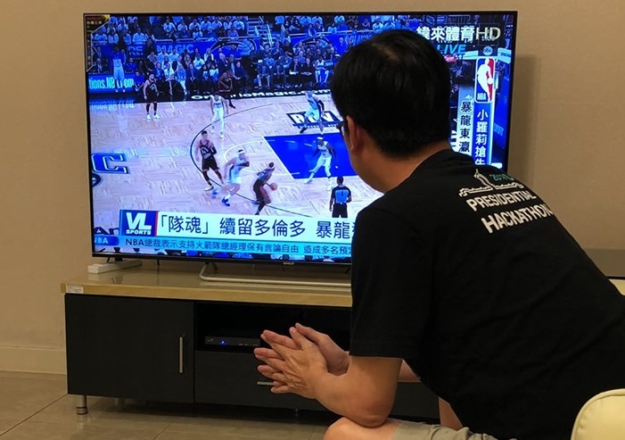 陳其邁力挺火箭隊總管，在臉書曬出收看NBA的照片。（翻攝自陳其邁 Chen Chi-Mai臉書）