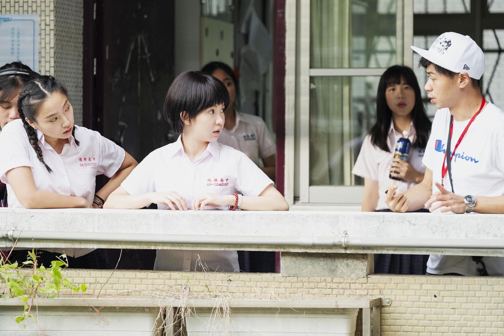新加入《通靈少女2》的導演劉彥甫(右),為戲做了許多功課,也提供郭書瑤(左二)不同前作的幫助。(HBO Asia提供)