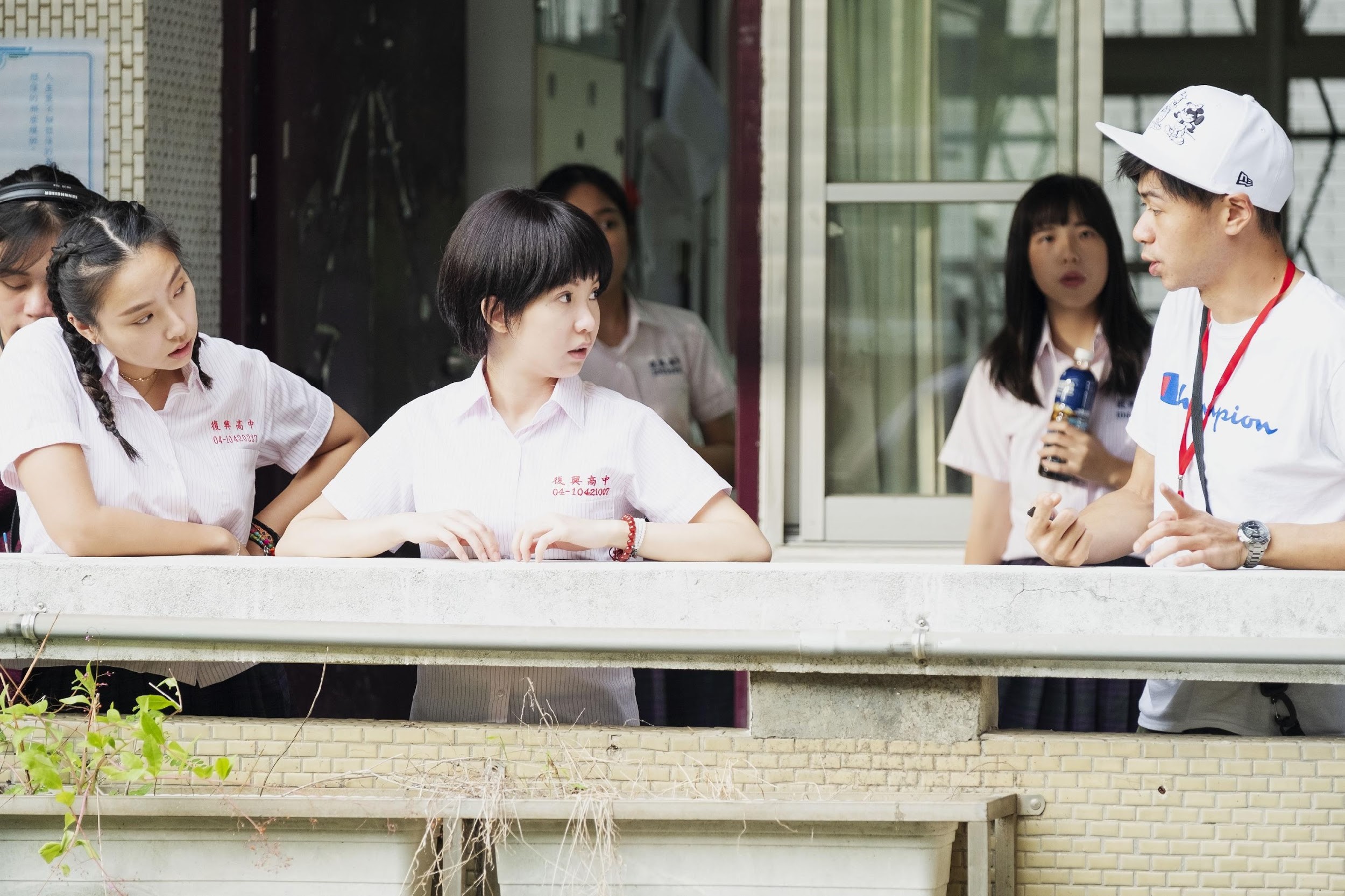 新加入《通靈少女2》的導演劉彥甫（右），為戲做了許多功課，也提供郭書瑤（左二）不同前作的幫助。（HBO Asia提供）