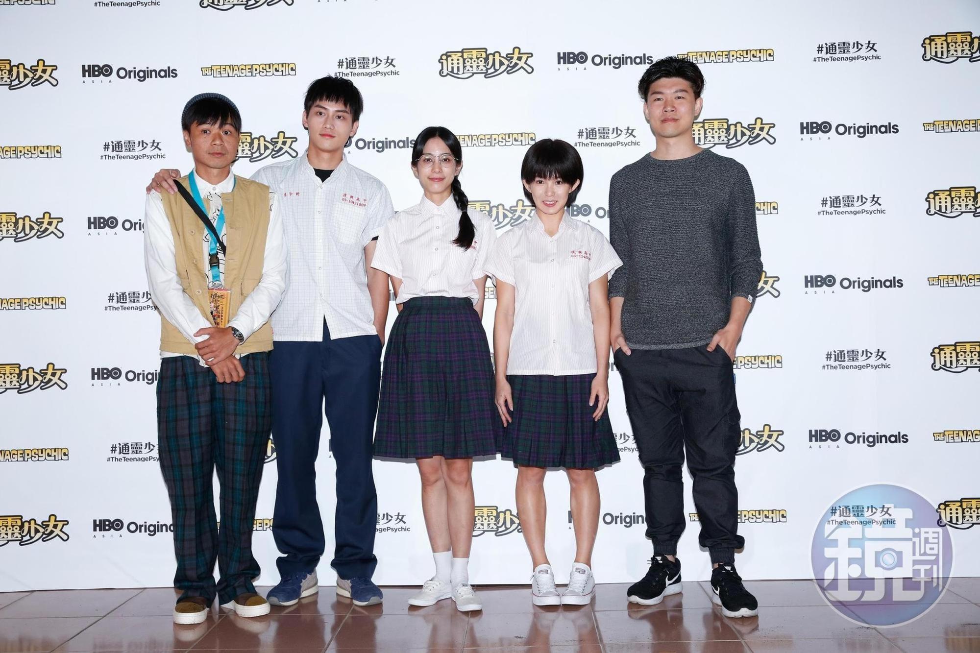 《通靈少女》導演、編劇陳和榆(右)在第二季轉任監製,改由劉彥甫(左)執導《通靈2》。左二起為范少勳、温貞菱、郭書瑤。