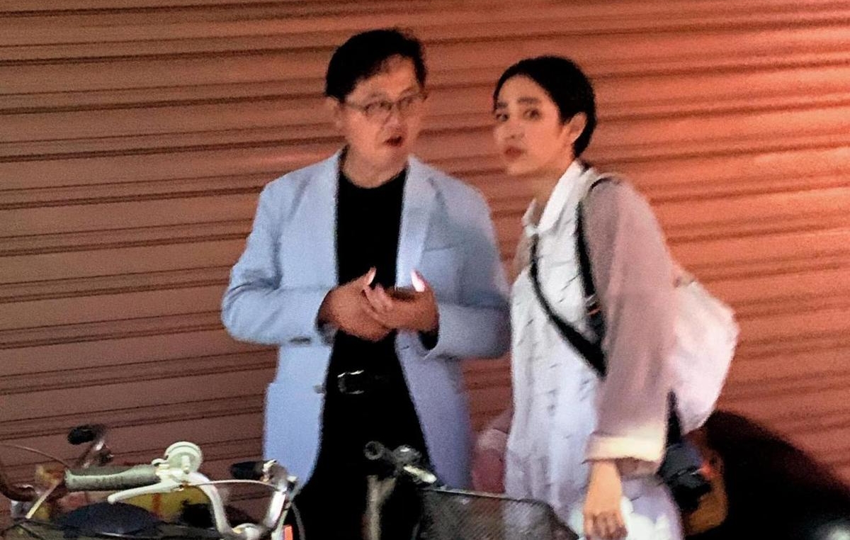 和温貞菱在家樓下同框的人不是男友黃河，而是童子賢，兩人温貞菱在家樓下咬耳朵。