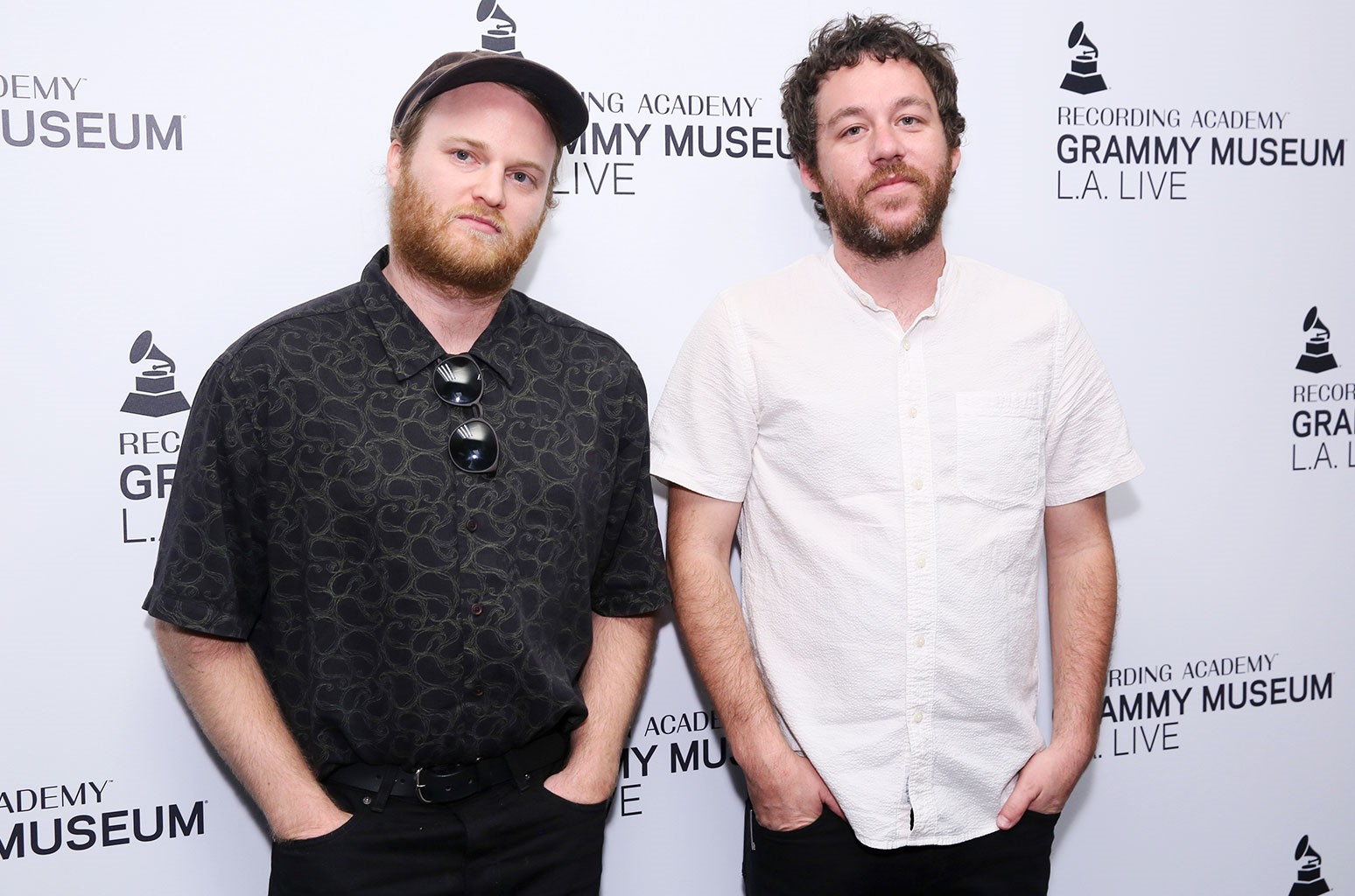 「SURVIVE」樂團成員Kyle Dixon(右)和Michael Stein因《怪奇物語》主題曲獲頒艾美獎。(翻攝自billboard.com)