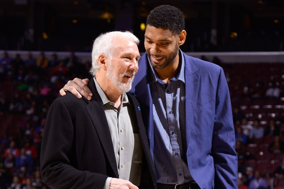 馬刺傳奇教頭波波維奇（前）力挺NBA主席席佛，堅持言論自由的價值觀，不為巨大經濟利益折腰。（翻攝自San Antonio Spurs粉絲專頁）