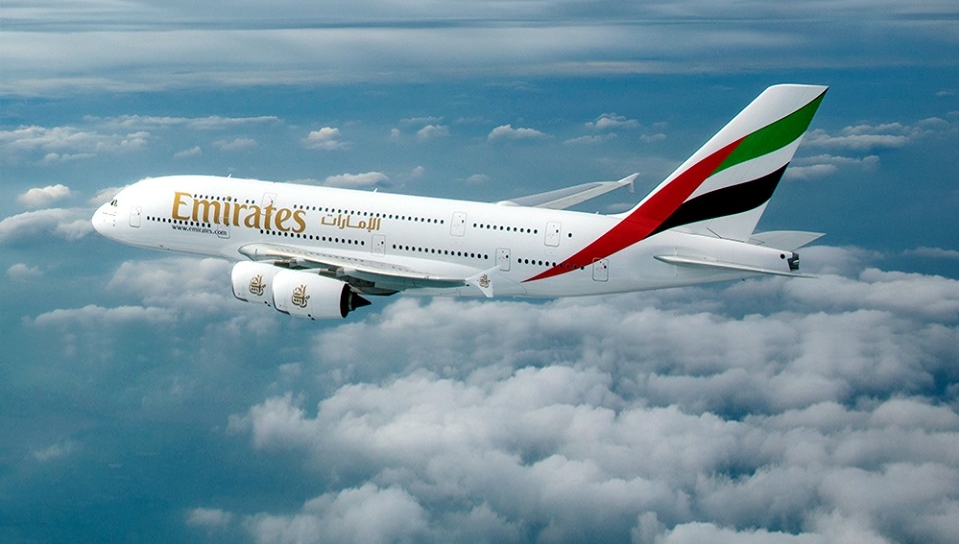 一架阿聯酋班機昨晚在桃園機場，因地勤操作不慎，造成機鼻鼻輪受損。（翻攝阿聯酋臉書）